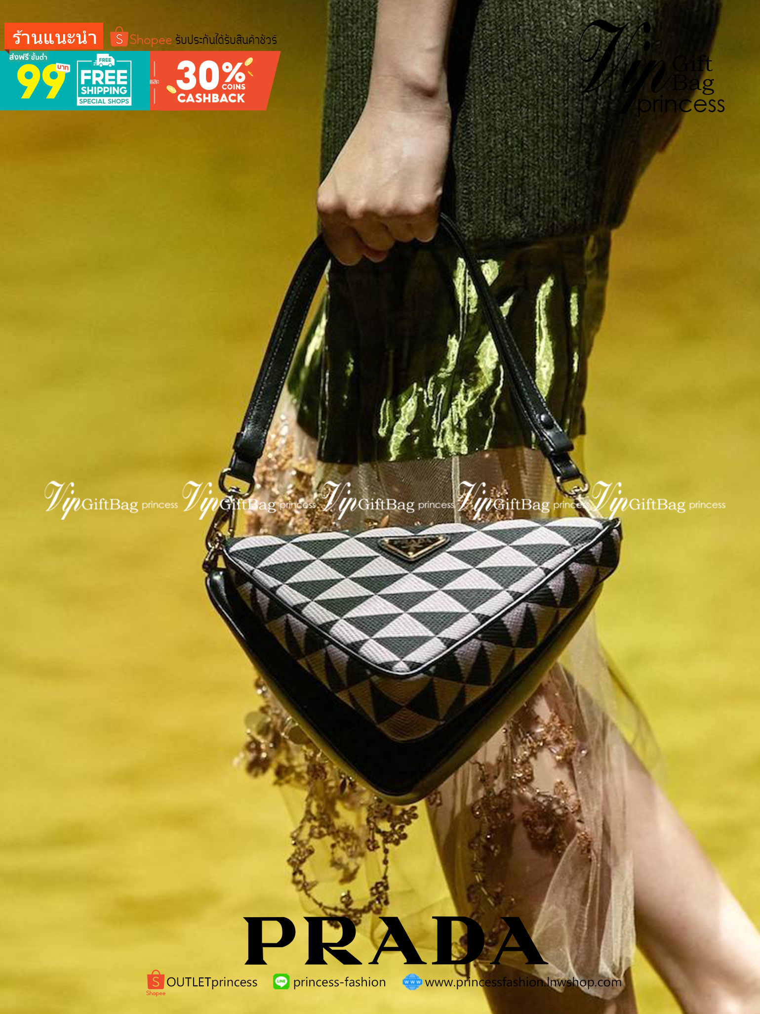 PRADA TRIANGLE BAG ล้ำกว่าใคร ใหม่กว่าใคร ไม่ต้องรอพรีฯ กระเป๋าสะพาย ดีไซน์ทรงสามเหลี่ยม ชิคๆคูลๆ ไม่มีใครเหมือน มีมาให้ถึง 2 ชิ้น วัสดุผ้า jacquard และหนังแท้ สวยคู่ สลับใช้ได้หลากหลายมากๆ เพราะยังมีสายสะพายมาให้อีกถึง 2 เส้น เกี่ยวคู่กันสะพายเท่ๆ หรือแย