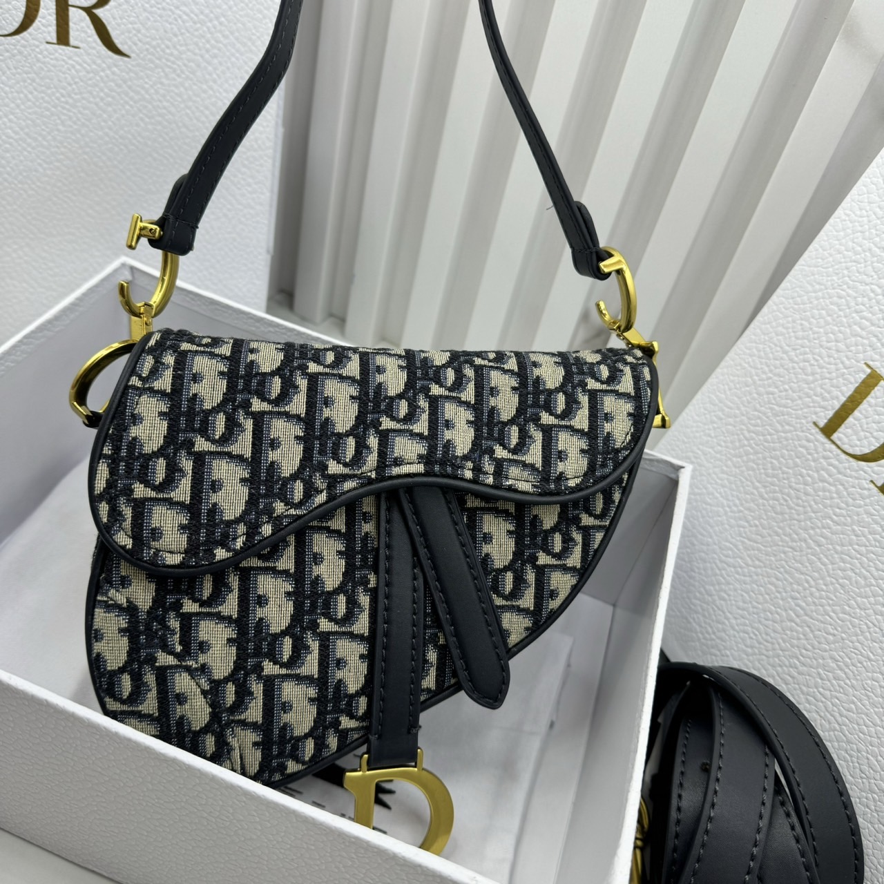 DIOR Mini Saddle Bag with Strap Blue Dior Oblique Jacquard / Black Grained Leather กระเป๋าสะพายทรงอานม้าเอกลักษณ์ของแบรนด์แห่งตำนานความหรู
