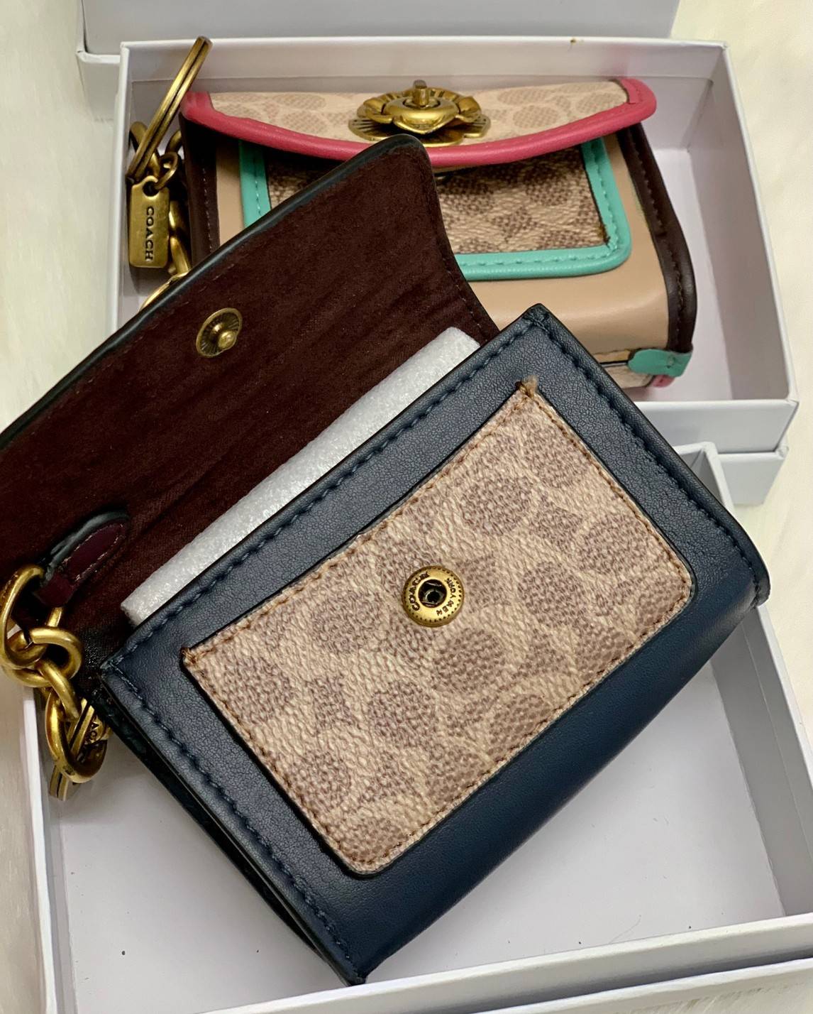 พวงกุญแจสวยๆ ไว้คล้องกระเป๋าใบสวยยกันค๊าา😘 COACH PARKER CHARM COLORBLOCK SIGNATURE ✔️พวงกุญแจจากแบรนด์ Coach สินค้าจำนวนจำกัดนะคะ❗️ ✔️สามารถใช้เป็นพวงกุญแจ//หรือใส่เหรียญด้านในกระเป๋าได้ค่ะ//เปิดปิดแบบกระดุมนะคะ