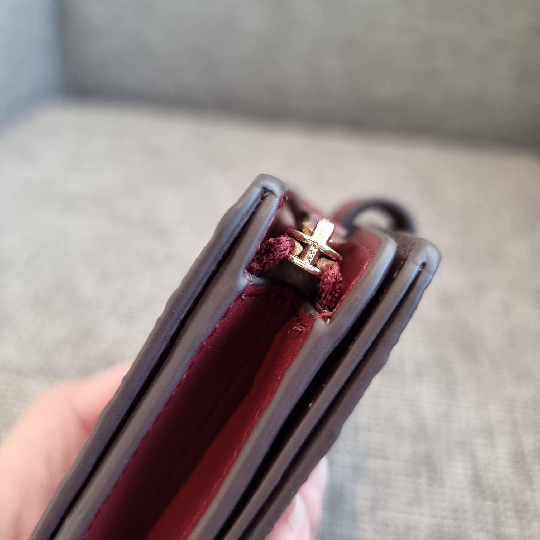 OUTLET 】COACH F25937 MEDIUM CORNER ZIP WALLET กระเป๋าสตางค์ใบกลาง 🔥 รุ่นหนังแก้วสุดฮอต!! สวยหรู ขนาดกำลังเหมาะมือ ดูดีดูแพงทุกสี มีช่องใส่บัตรและธนบัตรครบ และมีช่องแยกสำหรับใส่เหรียญ มาให้ครบเซ็ท พร้อมเสิร์ฟความสวยให้ถึงบ้านไปเลยจ้า