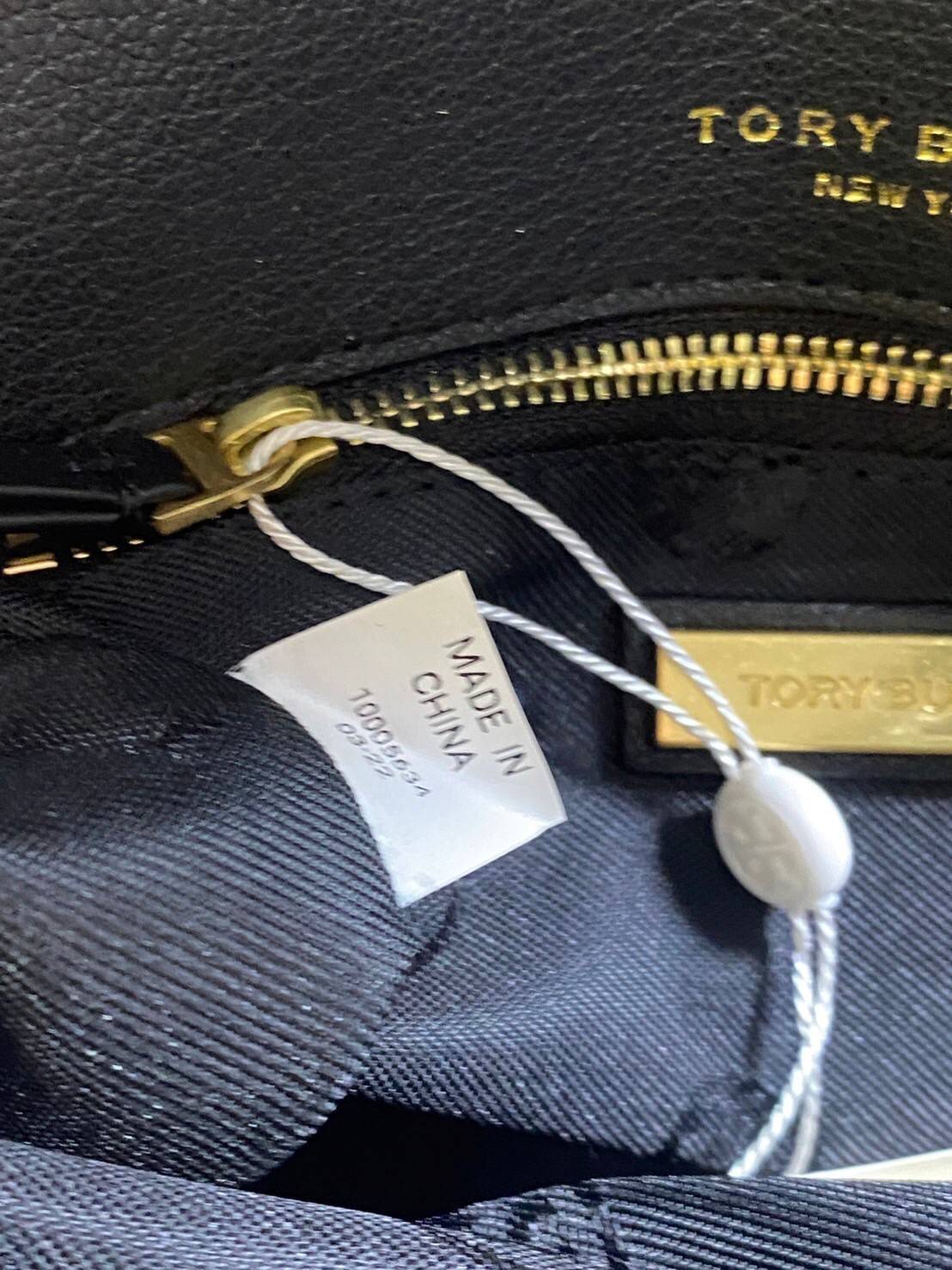 Tory Burch Willa Mini Top Handle Bag พร้อมส่งที่ไทย ใบจริงคือสวยสุดดไปเลยค่าา! กระเป๋าสะพายข้างหรือหิ้วก็เก๋ไปอีกเลยค่ะ! หนังอย่างดี ลายนวมนิ่มมือดีมากค่ะ ด้านหน้ามีอะไหล่โลโก้แบรนด์