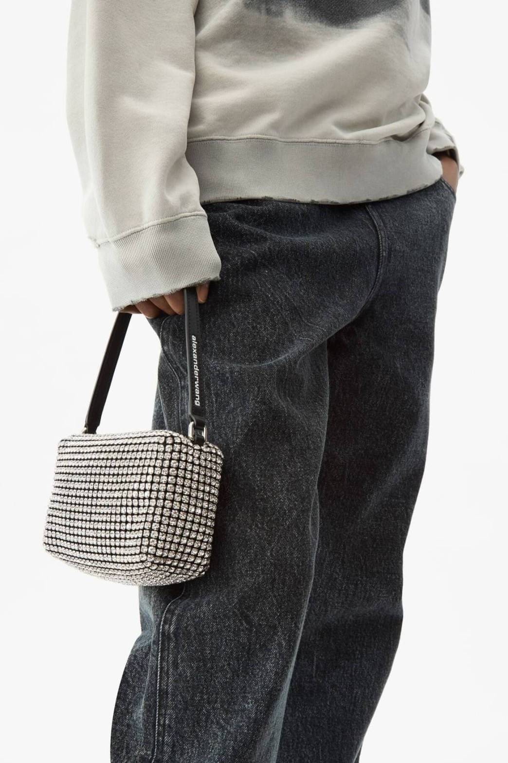 ALEXANDER WANG HEIRESS POUCH IN RHINESTONE MESH จัดให้แบบสุดตัว กับไอเท็มที่สาวๆต่างเรียกร้อง กับกระเป๋าพอชตกแต่งพลอยเทียม หรูหรา โดดเด่น ดูแพง ด้วยการตัดเย็บเรียงร้อยลงบนตาข่ายเนื้อละเอียด ทำให้ดูดีมีราคางดงามจริงๆ เปิด-ปิดด้วยซิป ขนาดกำลังสวย ภายในเป็นช