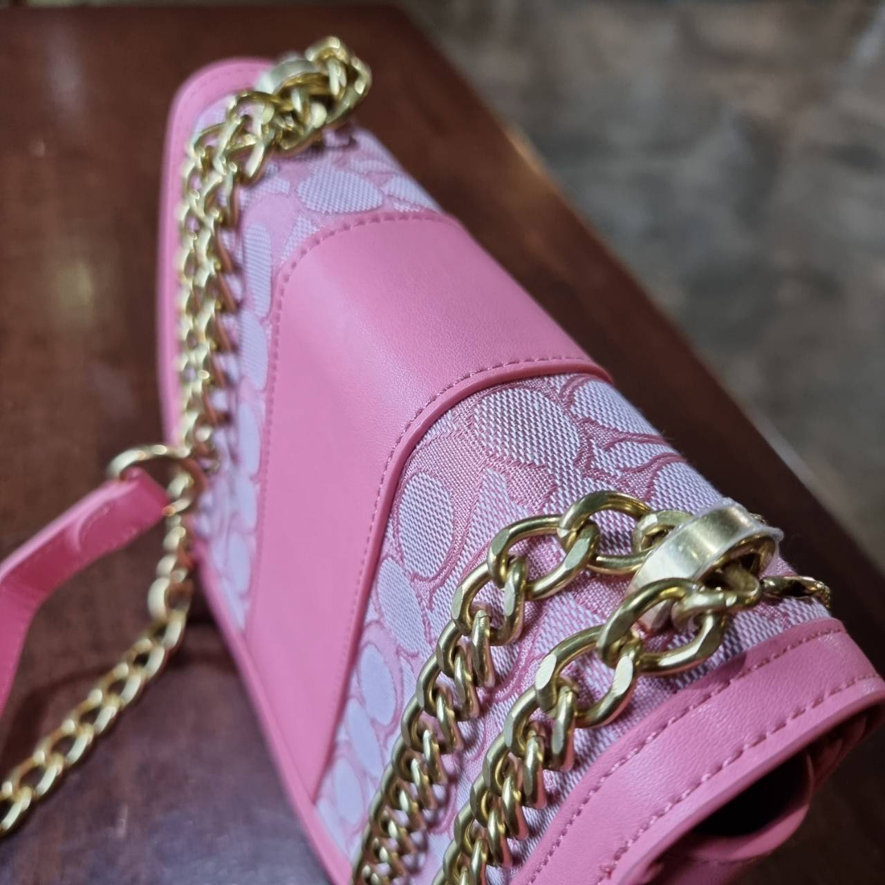 COACH ALIE SADDLE BAG JACQUARD IN SIGNATURE ((C4694//C3464)) พร้อมส่งที่ไทย รุ่นใหม่ล่าสุดค่ะ! กระเป๋าสะพายข้าง//ครอสบอดี้ร์//หรือทบสายคู่สะพายไหล่ได้ค่ะ วัสดุJacquard+หนังแท้ ได้สวยงามลงตัวมากๆ เปิดปิดกระเป๋าแบบกดล็อค มีอะไหล่โลโก้แบรนด์โดดเด่นปนคลาสสิค