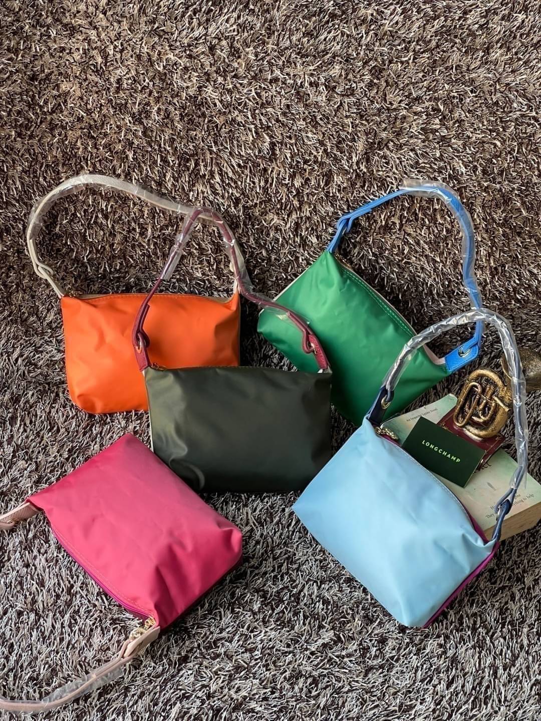 LONGCHAMP LE PLIAGE RE-PLAY Shoulder bag แฟน ๆ ของกระเป๋าไนลอนพกพาอันเป็นเอกลักษณ์ของแบรนด์ ตอนนี้มีคอลเลกชั่นใหม่ล่าสุดให้เลือกสรร