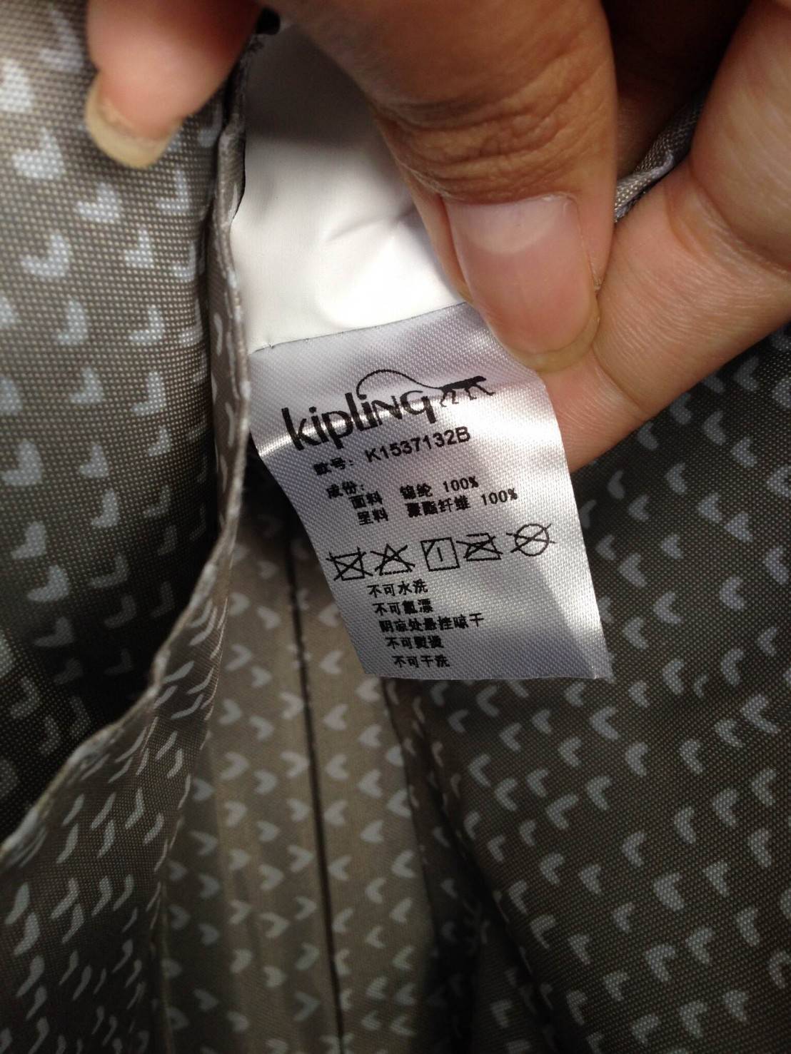 🎄KIPLING กระเป๋าถือ รุ่น Amiel กระเป๋าถือ จาก KIPLING ที่มาพร้อมดีไซน์ที่เป็นเอกลักษณ์ ข้างในกระเป๋ากว้างขวาง และมีช่องใส่ของหลายช่อง ช่วยจัดระเบียบหาของง่าย สายสะพายที่มาพร้อมกับตัวกระเป๋าสามารถถอดออกได้ น้ำหนักเบา หูหิ้วเป็นสายหนังแท้นะคะ ช่องซิ