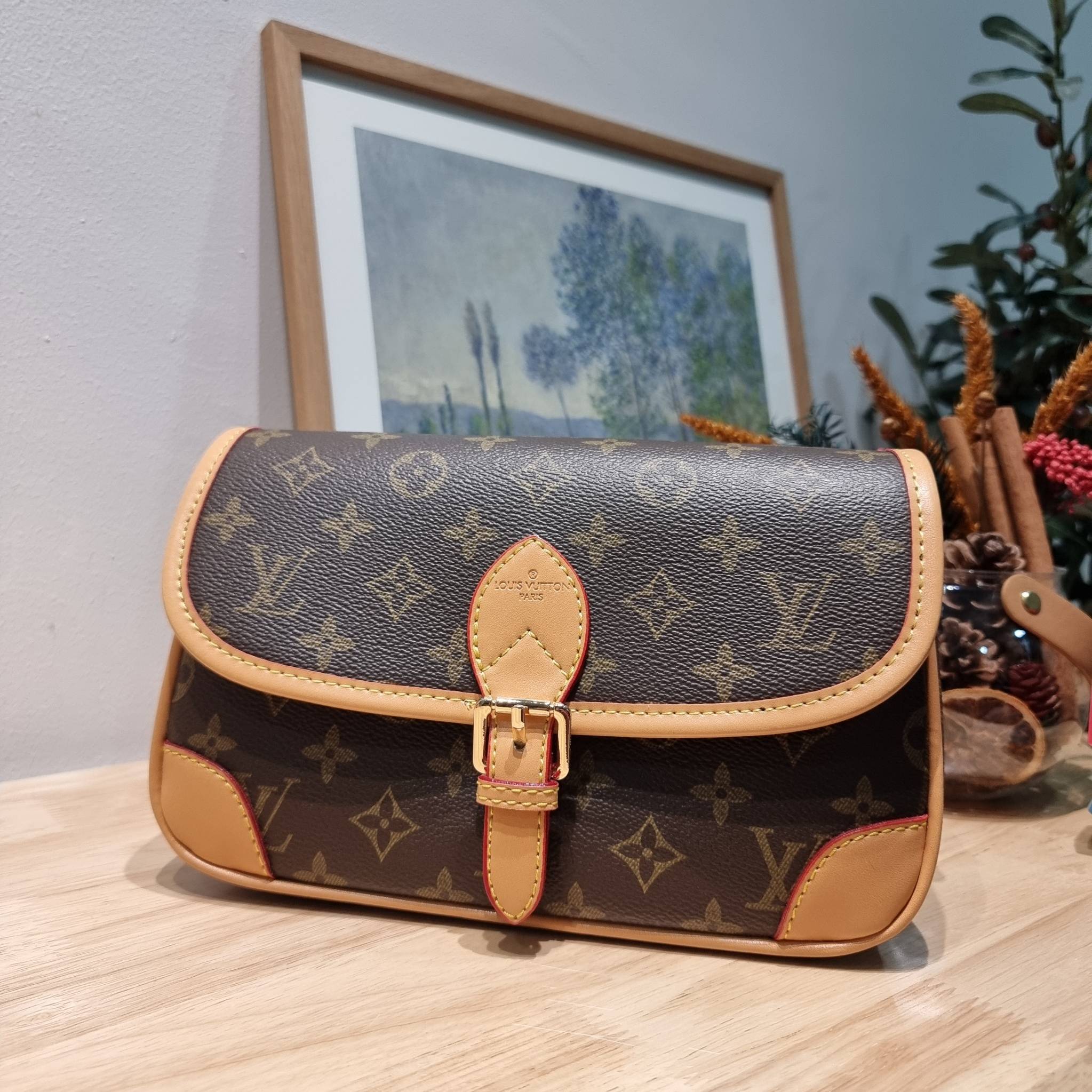 LV Diane Monogram Bag / LV multi handbag กระเป๋ามัลติฟังก์ชั่นสุดคุ้ม ดีไซน์ออกมาน่ารักน่าใช้มากๆ วัสดุหนังแคนวาส มีสายมาให้ถึง 2 แบบ สายหนังคล้องไหล่ได้ และสายสปอร์ตครอสบอดี้ได้ ปรับเปลี่ยนใช้ตามลุคแต่ละวันได้เลย