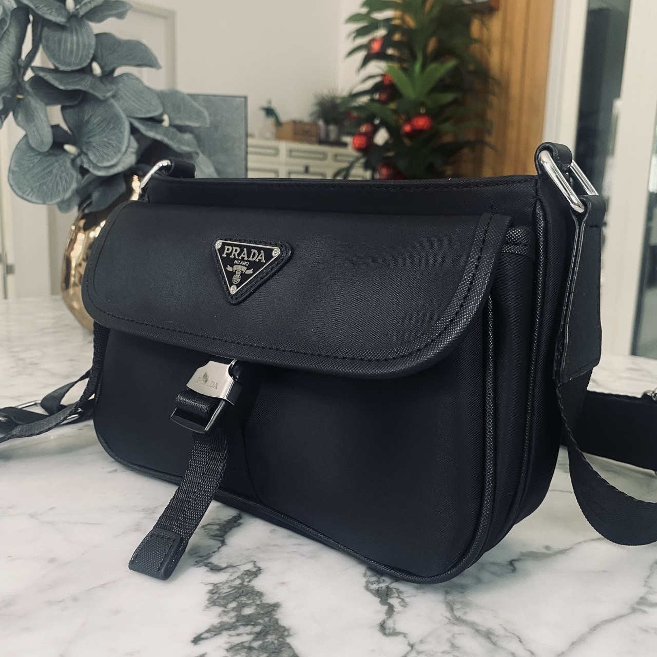 Prada Re-Nylon Messenger Crossbody Bag กระเป๋าสะพายทรงแมสเซ็นเจอร์ รุ่น Unisex ใช้ได้ทั้งชายหญิง รุ่นยอดนิยมดีไซส์เรียบง่าย โทนสีดำคลาสสิกเข้าได้กับทุกลุค