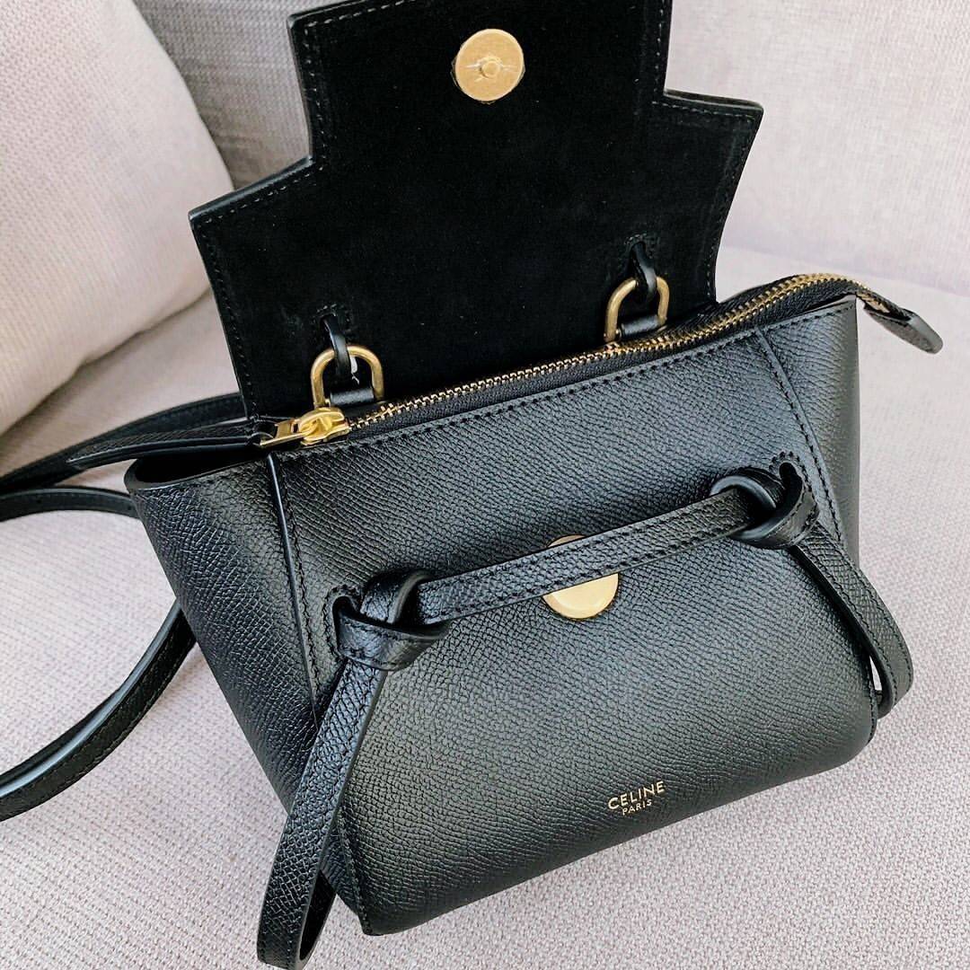 CELINE HANDLE AND CROSSBODY BAG VIP GIFT WITH PURCHASE (GWP) กระเป๋าถือและสะพายพรีเมี่ยมกิ๊ฟ Limited Edition จาก CELINE HAUTE PARFUME DUTYFREE COUNTER หนัง Saffiano ดีไซน์ยอดนิยมหนังสวยอยู่ทรงดูแลรักษาง่าย เปิดปิดด้วยฝาปิด Belt ด้านหน้ามีโลโก้แบรนด์ภายในโ