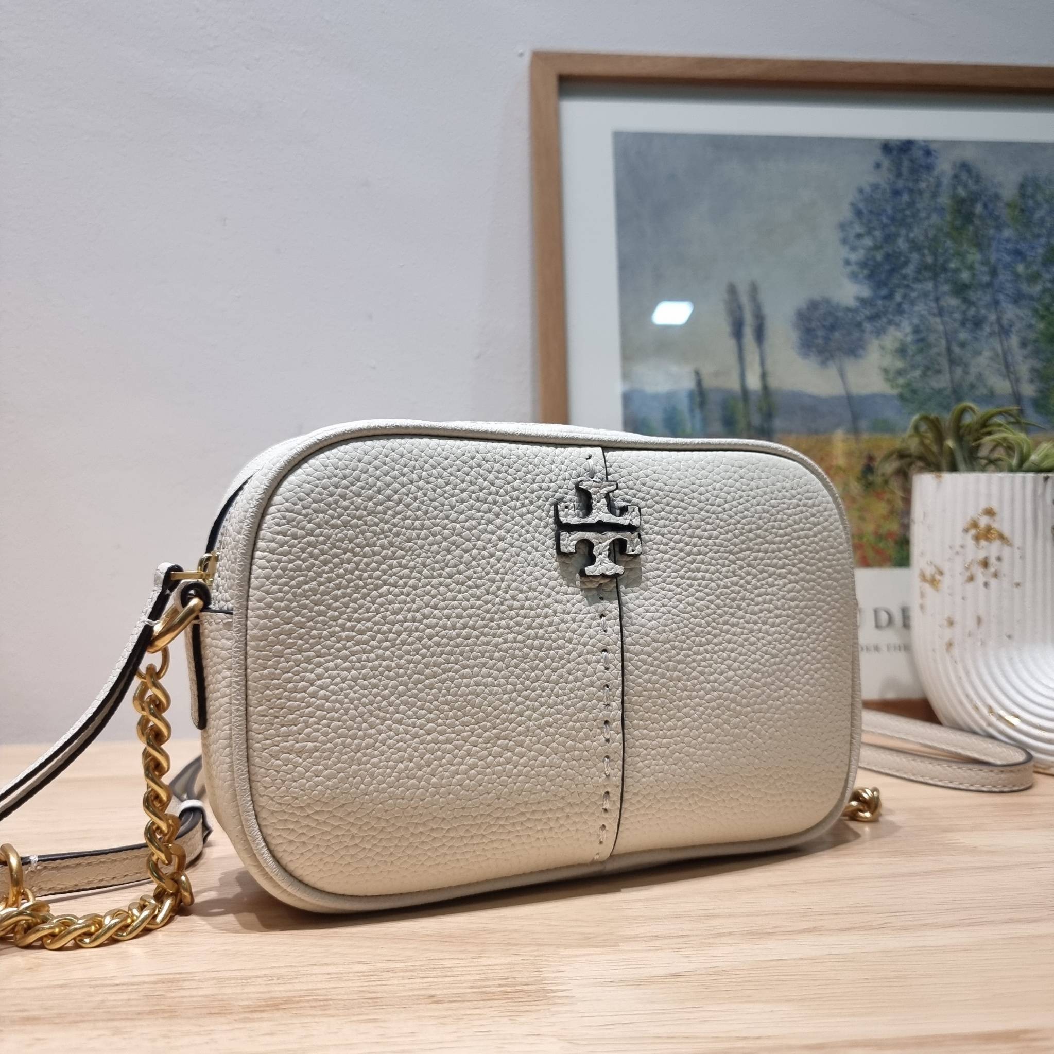 TORY BURCH MCGRAW CAMERA BAG ใหม่จากคอลเลคชั่นสุดคลาสสิค กับกระเป๋าสะพายข้าง ทรงกล่องไซส์กะทัดรัด น้ำหนักเบา ใช้งานง่ายด้วยซิปรูดเปิดปิด แมทช์ได้กับทุกสไตล์การแต่งตัว