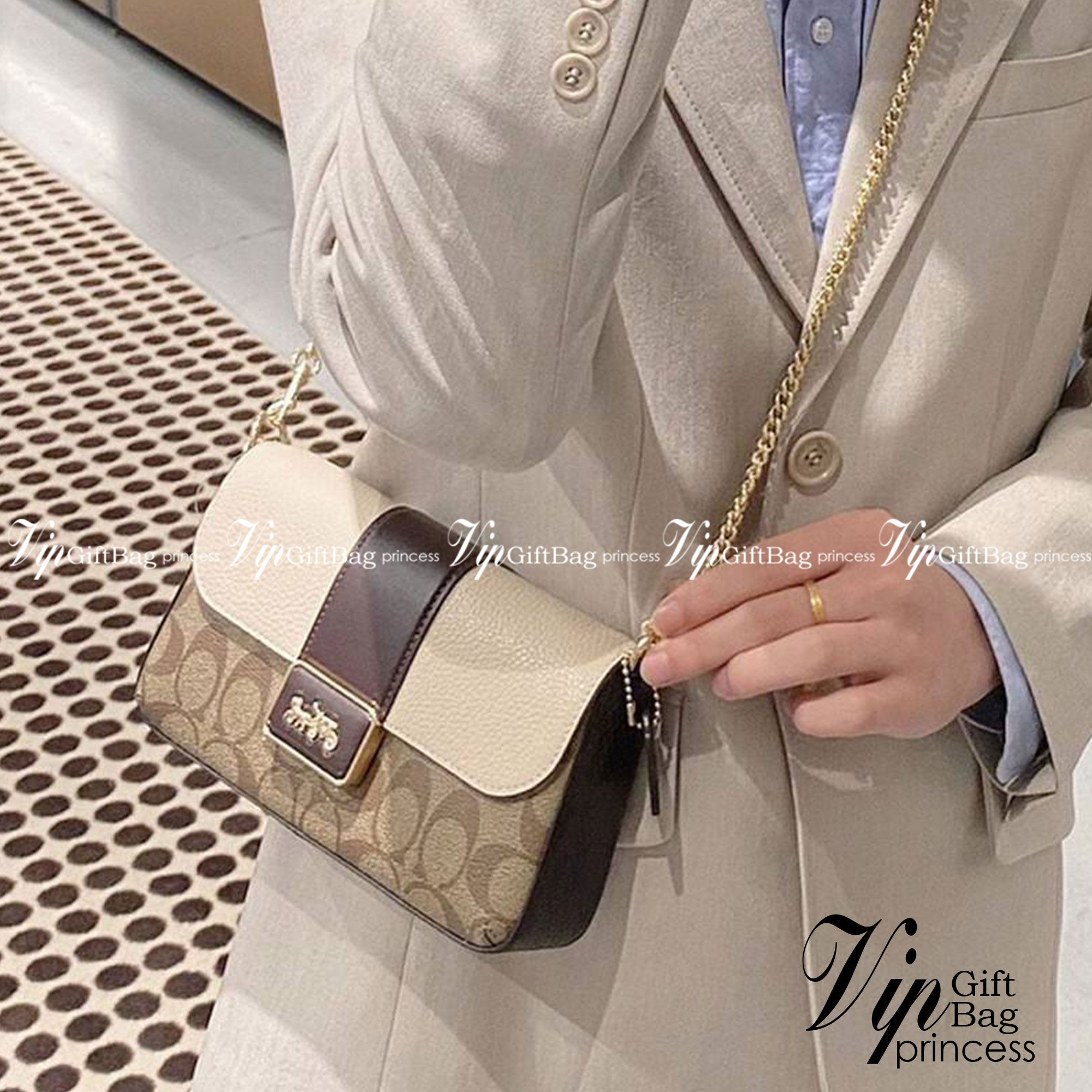 Coach grace series carriage logo handbag slingbag shoulderbag F2232 กระเป๋ามาพร้อมดีไซน์ที่ดูหรูหรา มีเอกลักษณ์เป็นที่จดจำได้ง่าย รวมถึงมีสีสันให้เลือกหลากหลายจึงครองใจสาว ๆ ได้ไม่ยาก โดยกระเป๋าออกแบบให้มีลักษณะเป็นกระเป๋าสะพายไหล่ทรงเหลี่ยมสุดคลาสสิก ที่