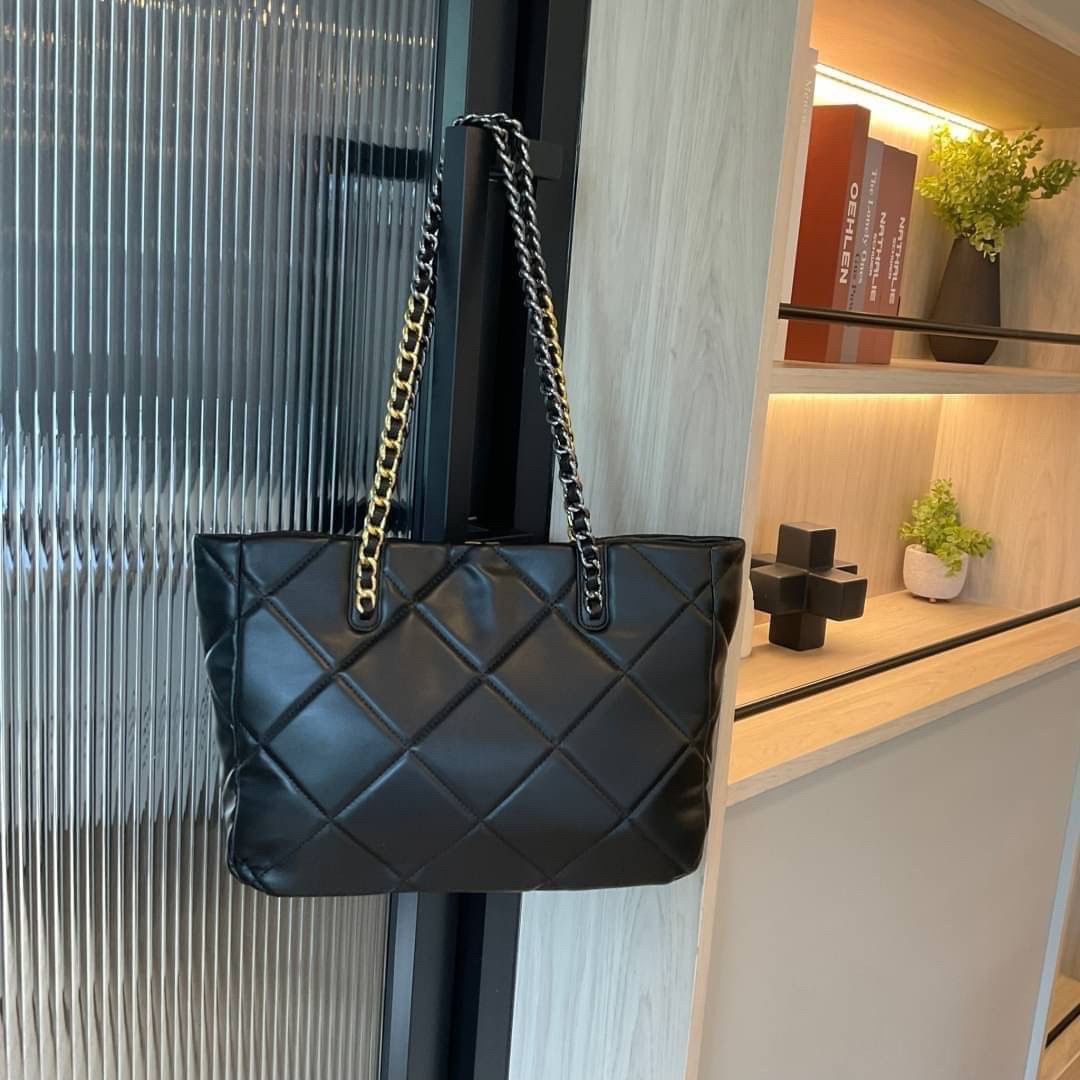 CHANEL LEATHER TOTE BAG ของเข้าเติมสต้อค ได้ล้อตราคาพิเศษค่าา ✨ รุ่นใหม่ล่าสุด ทรงที่สาวๆรอคอย ไซส์ใหญ่อลัง ตัวกระเป๋าเป็นหนังแท้เนื้อนิ่มทั้งใบ เนื้อหนาดีมาก อะไหล่สามสี ประดับโลโก้แบรนด์สลับโซ่