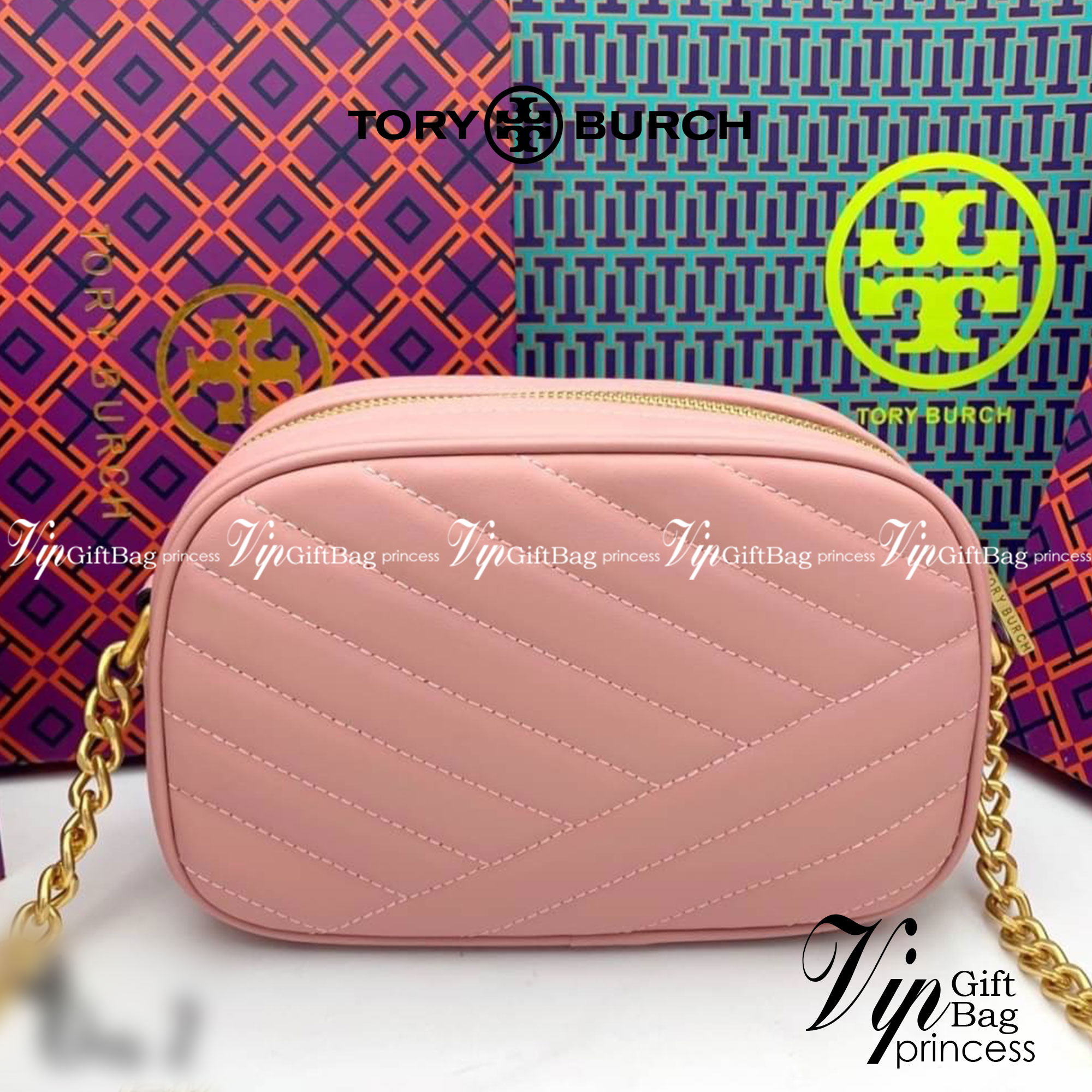 Tory Burch Kira Chevron Small Camera Bag กระเป๋าสะพายทรงกล่อง ซิปบน อะไหล่ทอง สายสะพายยาวแบบครอสบอดี้ งานสวยปั๊มทุกจุดเป๊ะทุกมุม เปิด - ปิดกระเป๋าด้วยซิป ด้านในโล่ง มีช่องซิป 1 ช่อง มาพร้อมสายสะพายยาว ปรับระดับได้ค่ะ
