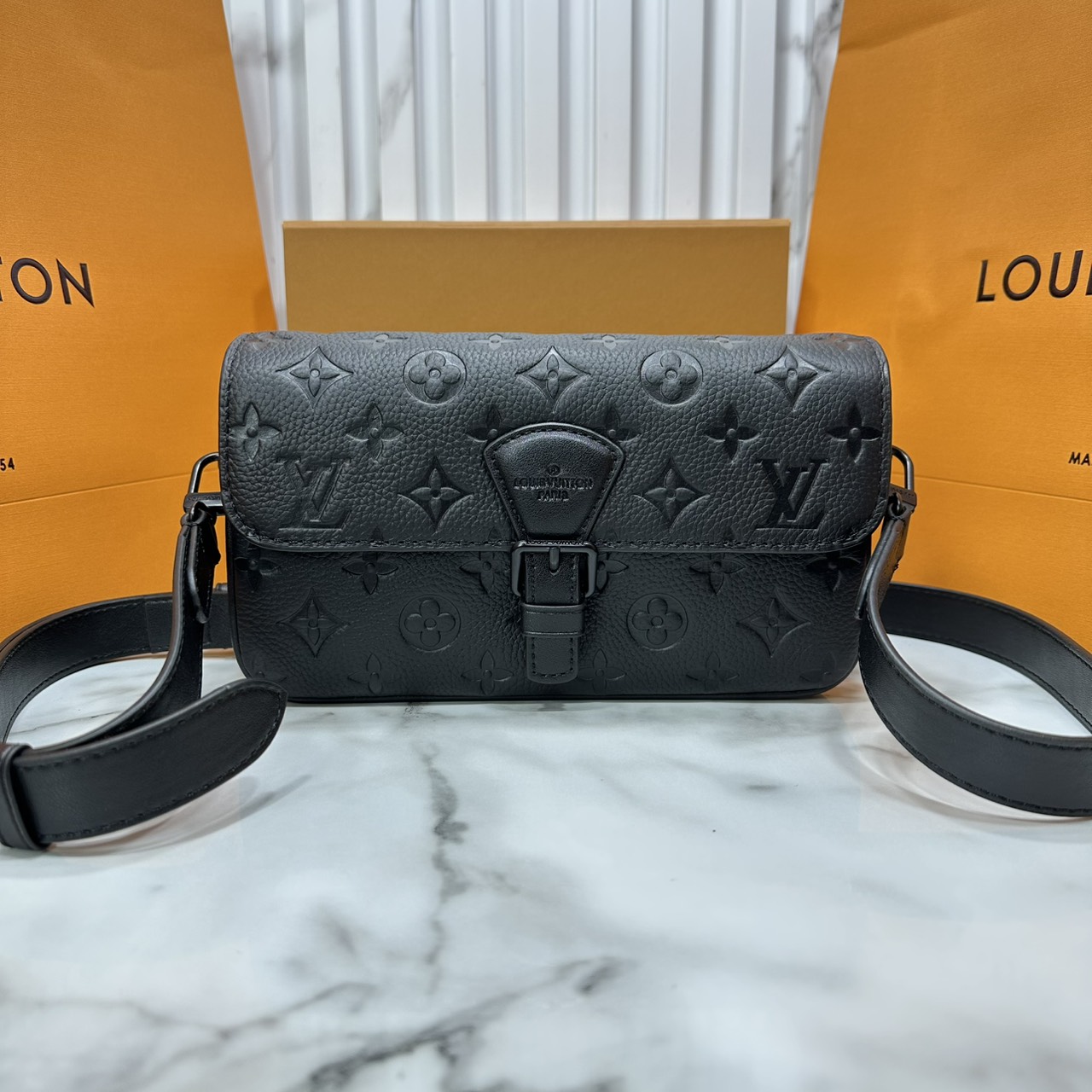 ORI หนังแท้ | LV Montsouris crossbody bag Monogram Eclipse Leather 22cm กระเป๋าสะพายทรงแมสเซ็นเจอร์ไซส์เล็ก สไตน์กระเป๋าสตางค์แบบสะพาย ดีไซน์ใหม่ทรงยาวล้ำสมัยประดับบัคเคิลสัญลักษณ์เมซงพร้อมแถบแม่เหล็กด้านหน้า สุดไอคอนิก