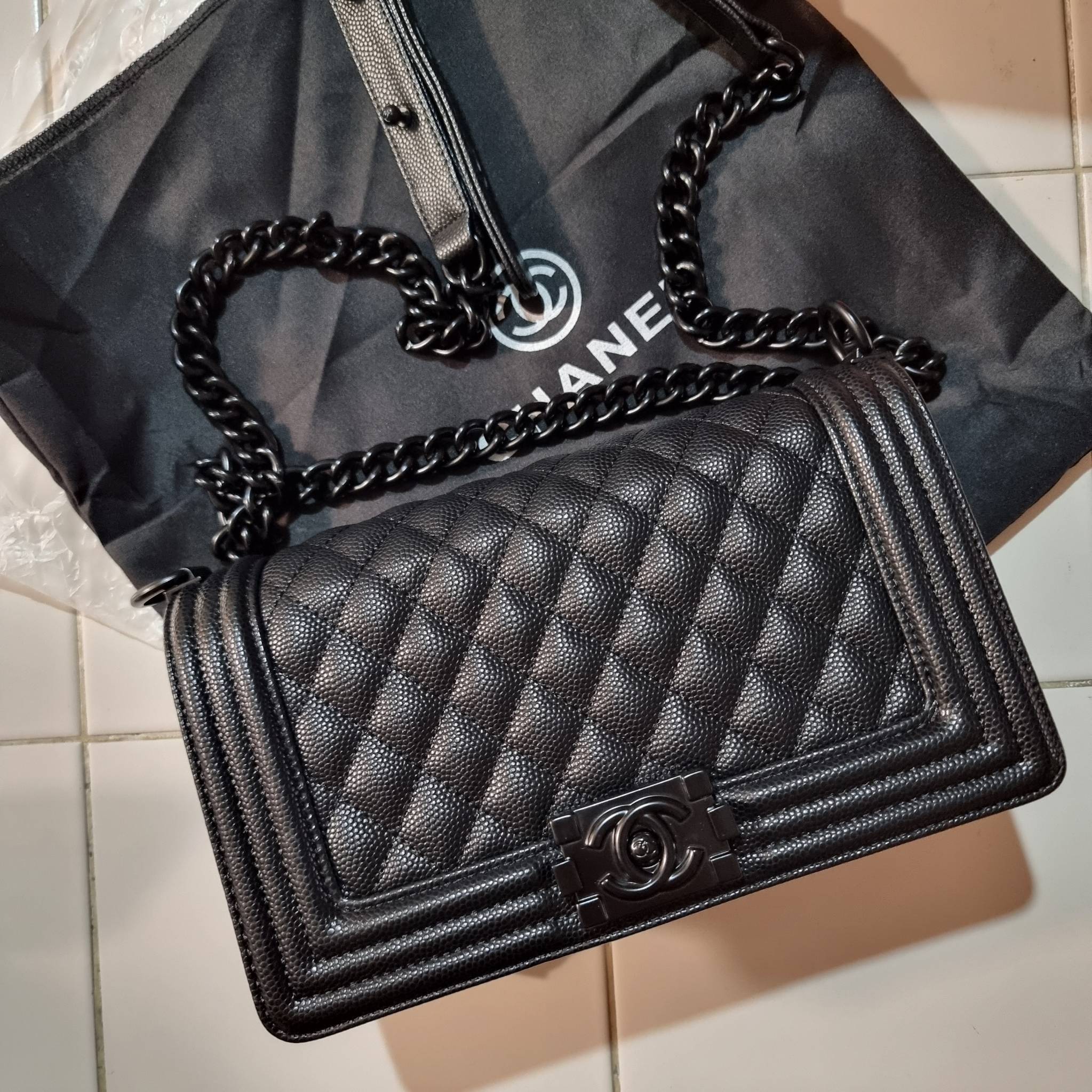 Chanel Boy 10" พร้อมส่งที่ไทย รุ่นสุดฮอต ดีไซน์อะไหล่ดำ เรียบหรูมากๆ!! วัสดุหนังลายคาร์เวีย ทรงคลาสสิคที่สาวๆห้ามพลาด!! ในราคาสุดคุ้ม เปิด-ปิดกระเป๋าด้วยตัวล็อค ภายในโล่งกว้าง ไซส์ใหญ่ใส่ของได้เยอะ มีช่องแยกในกระเป๋า มาพร้อมสายสะพายโซ่สลับหนังรองบ่า 