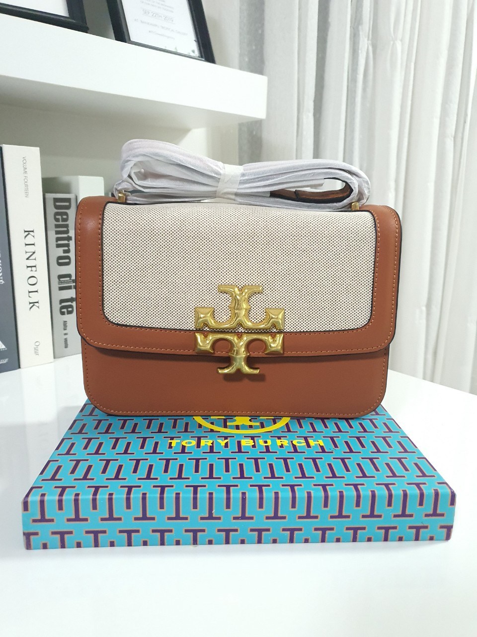 ของแท้ 💯% TORY BURCH ‘ELEANOR’ SHOULDER BAG กระเป๋าสะพายข้าง ไซส์กำลังน่ารัก วัสดุทำจากผ้าCanvas สลับหนังแท้ ฝาพับเปิดปิดด้วยแผ่นแม่เหล็ก มีช่องเล็กแยกอีกหลายช่อง ใส่โทรศัพท์ สมุดบัญชีได้