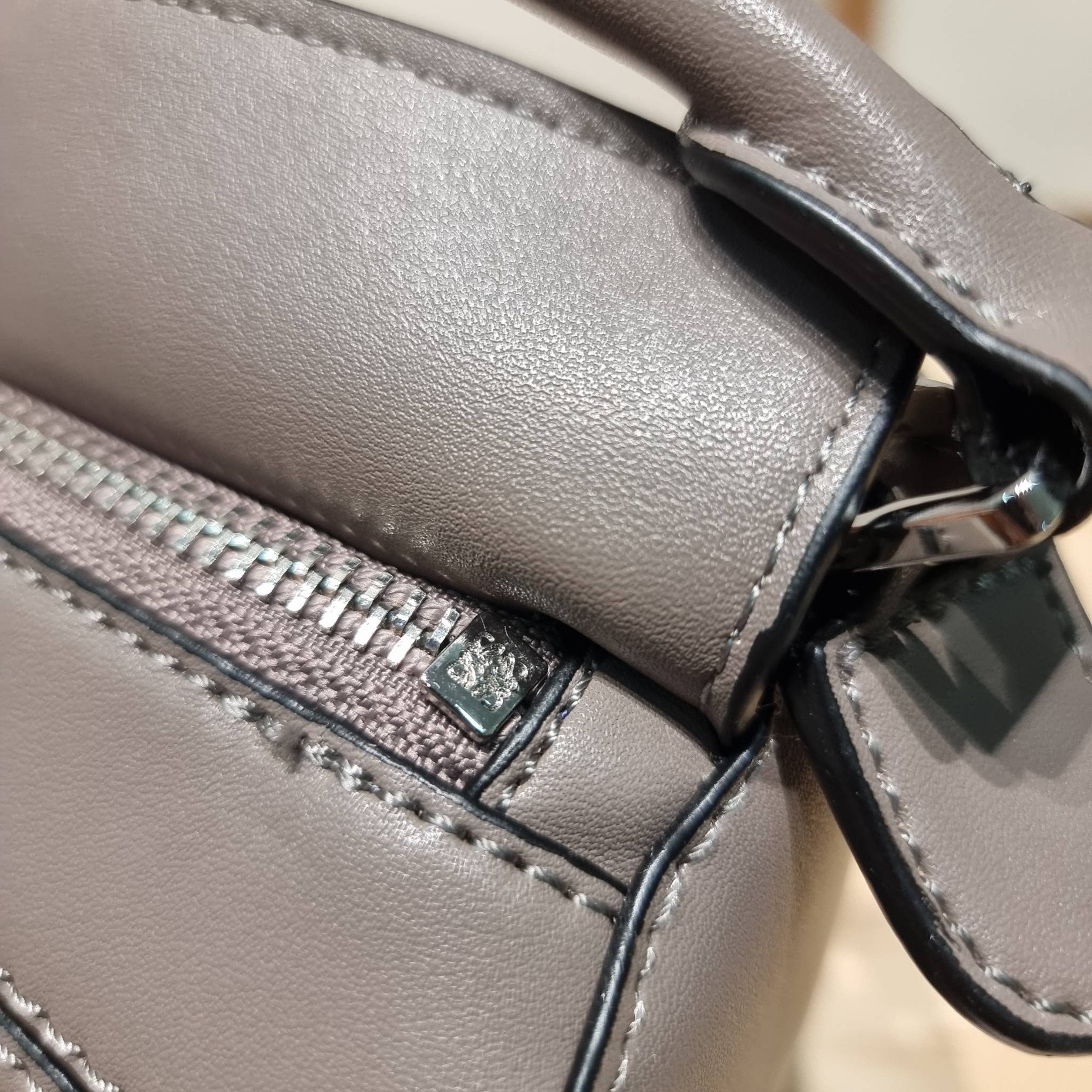 LOEWE MINI PUZZLE BAG IN CLASSIC สุดยอดแบรนด์ที่ดีไซน์เป็นเอกลักษณ์ โดดเด่น สวยหรู กับกระเป๋าสะพายข้างทรงกล่อง ไซส์มินิ สไตล์พัซเซิล ให้ฟีลลิ่งเหมือนตัวต่อคละสี ดูดีได้ทุกที่แค่มีใบนี้