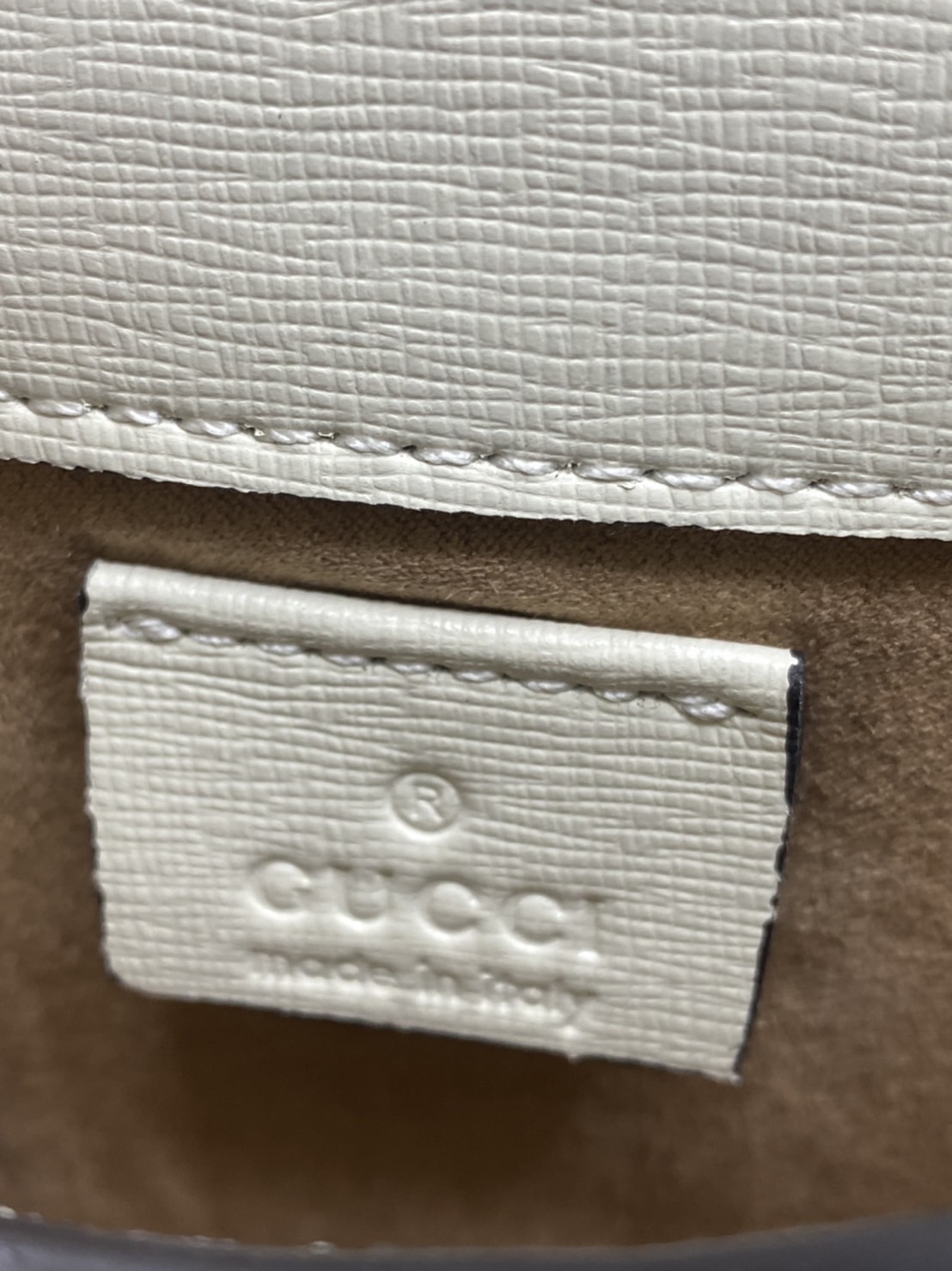 หนังแท้ GUCCI Horsebit phone bag กระเป๋าสะพาย กระเป๋าใส่โทรศัพท์สุดคลาสสิก หนังวัวแท้สีน้ำตาล/สีขาว อะไหล่ทองสวย ดีไซต์สัญลักษณ์วงแหวนตามแบบฉบับแบรนด์ สายสะพายยาวที่สามารถปรับระดับได้ ภาพสินค้าถ่ายจากงานขายจริง ใช้งานต่างประเทศได้ค่ะ