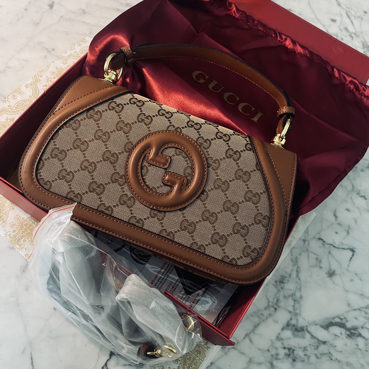 Gucci Blondie small top handle bag กระเป๋าสะพายรุ่นใหม่สุดไอคอนนิก งานหนังสวยมาก มีกลิ่นหอมอ่อนๆ เหมาะมากสำหรับของขวัญปีใหม่นี้ จะให้ตัวเองหรือให้เป็นของขวัญก็ดีงามมากๆ
