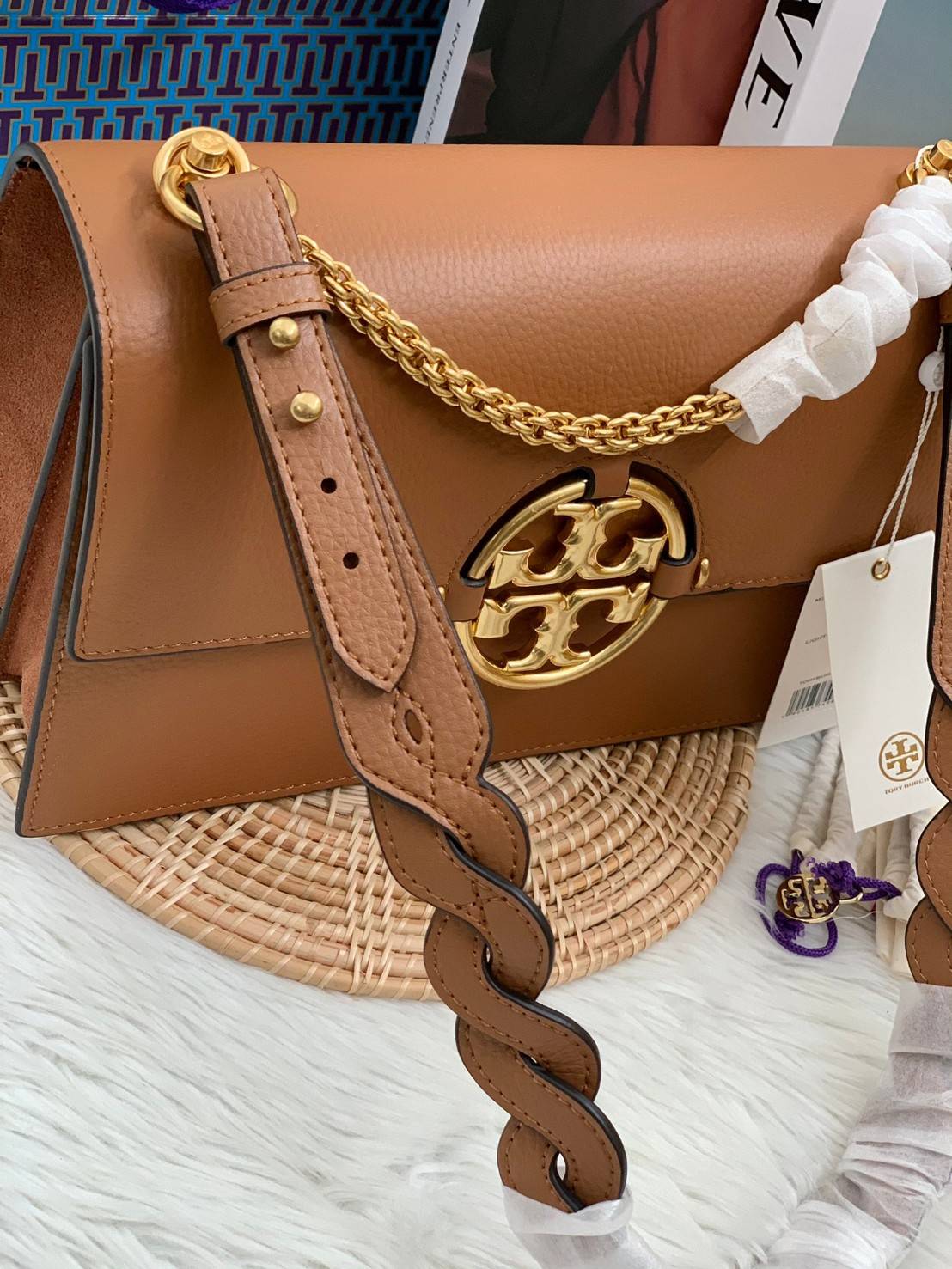 สวยจริงไม่จกตาจ้าา😘 TORY BURCH MILLER SHOULDER BAG BRAIDED STRAP LARGE ((81668)) พร้อมส่งที่ไทย! กระเป๋าหิ้วและสะพายไหล่ได้ในตัว หนังแท้ลายหนังสวยมากๆค่ะ ด้านหน้ามีอะไหล่โลโกแบรนด์ หรู สะพุดตาทีเดียว เปิดปิดกระเป๋าแบบฝาปิด ภายในมีช่องหลักใส่ของ2ช่