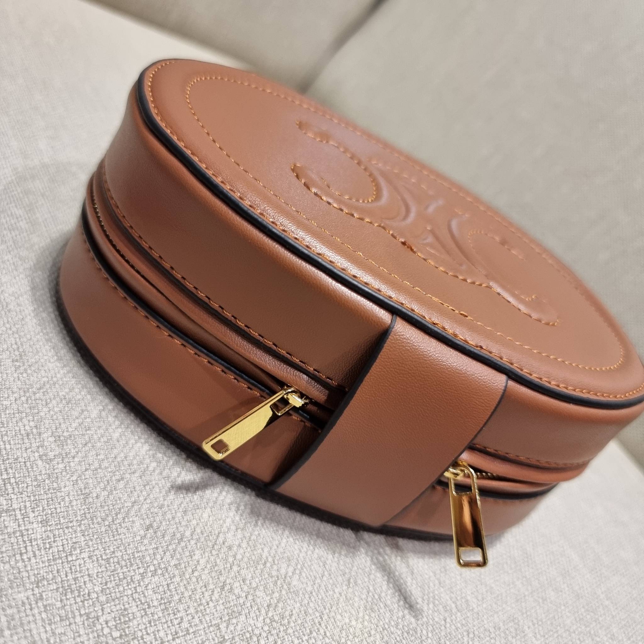 VIP 🥂 CELINE OVAL MINAUDIERE CUIR TRIOMPHE น้องน่ารักม้ากกกก!! น่ารักตะโกนไปเลย!! กับกระเป๋าทรง oval รุ่นแรร์ไอเท็ม ที่หายาก และ sold out ไปหลายรอบ!! น้องใบกะทัดรัด สำหรับสาวๆที่ชอบพกพกของแบบง่ายๆ ให้ชีวิตไม่ยุ่งยาก คล้องแขนใช้งานเก๋ๆ วัสดุหนังสัง