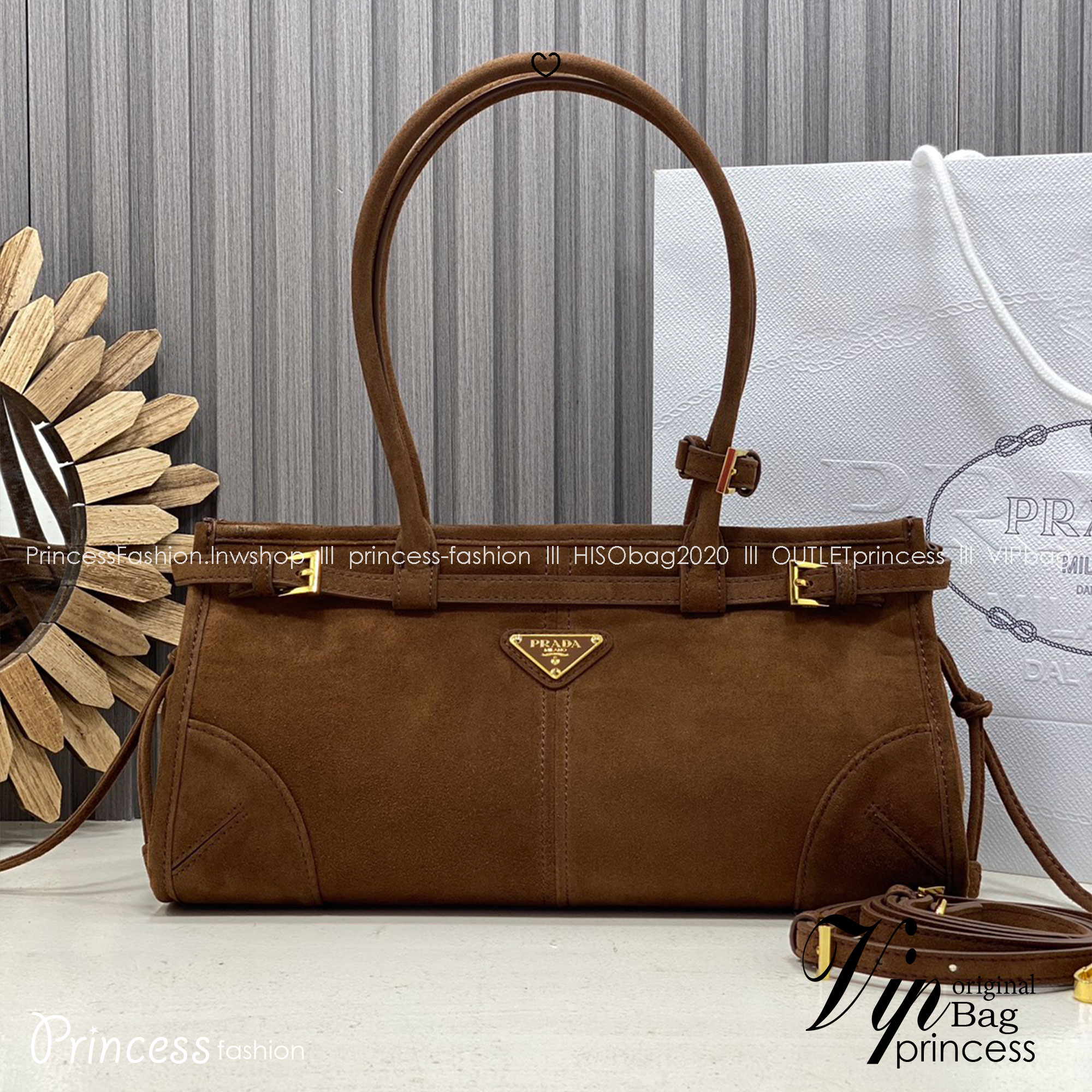 ORI หนังแท้ | Prada Bonnie medium leather handbag 32cm กระเป๋าสะพายทรงโท้ท โดดเด่นด้วยดีไซน์ที่เน้นความประณีตแต่ใช้งานได้จริง หนังเนื้อนุ่มเคลือบเงา เน้นย้ำเสน่ห์อันทันสมัยและใช้งานได้หลากหลาย