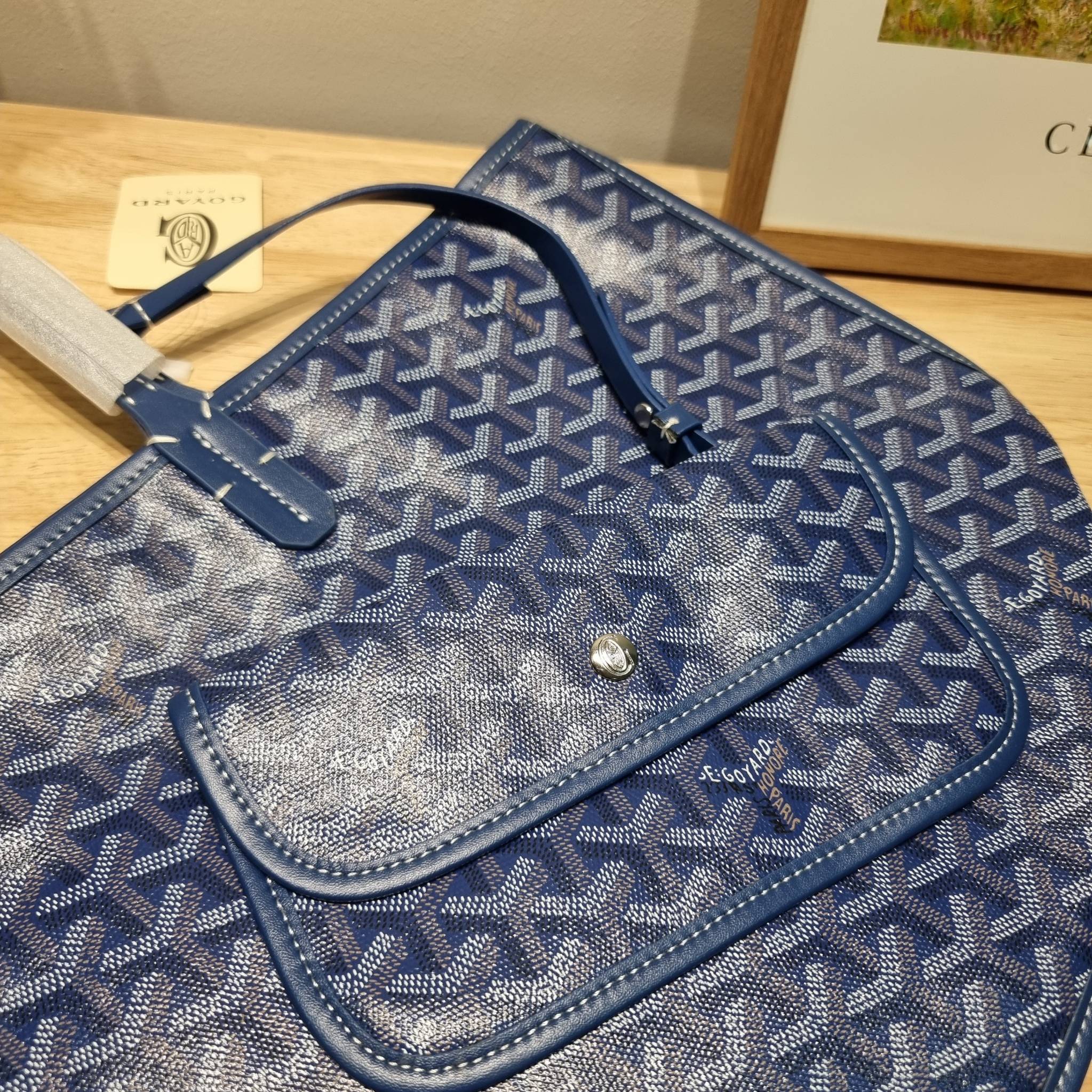 OYARD ANJOU REVERSIBLE TOTE ฮอตไอเท็ม กับกระเป๋าสะพายทรงโท้ท ใบใหญ่จุใจ!! มาครบสีขายดี เลิศทุกสี รูปทรงคลาสสิค ดีไซน์เป็นเอกลักษณ์ ใช้งานได้หลากหลาย สามารถกลับด้านใช้ได้แบบไม่มีเบื่อ วัสดุหนังแคนวาสพิมพ์ลายสวยคม