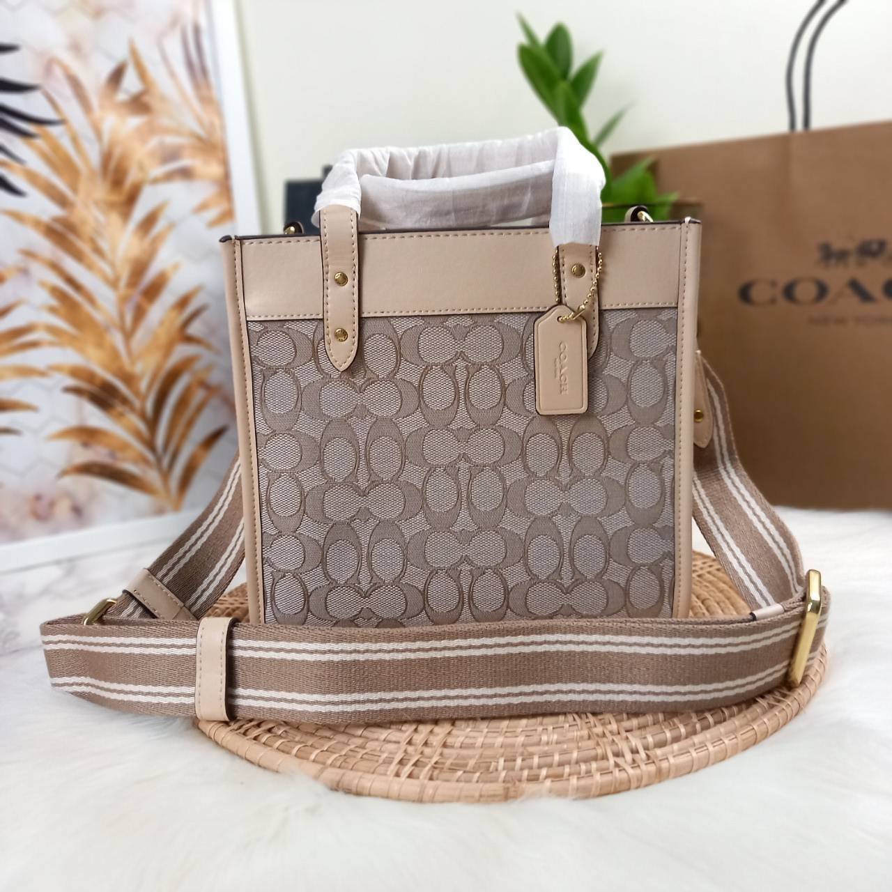 ใบนี้ ช่วยให้ชีวิตง่ายขึ้นเยอะเลย🌈🌺>>COACH FIELD TOTE 22 IN SIGNATURE JACQUARD(COACH C3865) 🍁กระเป๋าถือ สะพาย รุ่น Unisex ใช้ได้ทุกเพศวัย ขนาดเหมาะต่อการใช้งานในแต่ละวันมากๆ //วัสดุ jacquard ลาย signature ตกแต่งดีเทลด้วยหนังแ