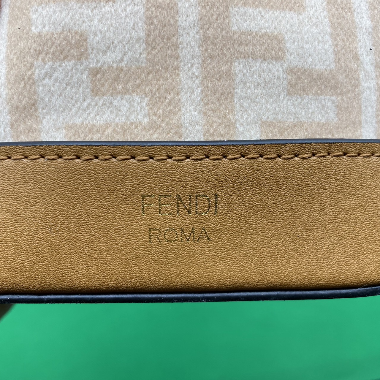 FENDI MON TRESOR MINI BAG รุ่นใหม่ล่าสุด น่ารักมากค่ะ กระเป๋าถือหรือสะพายไหล่ทรงขนมจีบสุดคลาสสิก วัสดุหนังแท้สลับผ้ากำมะหยี่พิมพ์ลายอย่างดี ลวดลายเอกลักษณ์ตามแบบฉบับแบรนด์ สวยหรู ดูแพง คุณนายสุดไปเลยค่า ถือแล้วสวยมากๆ จุของได้กำลังดี ทรงนี้ต้องมีติดตู้ไว้