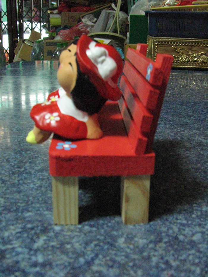 เด็กน้อยกับเก้าอี้แดงค่ะ