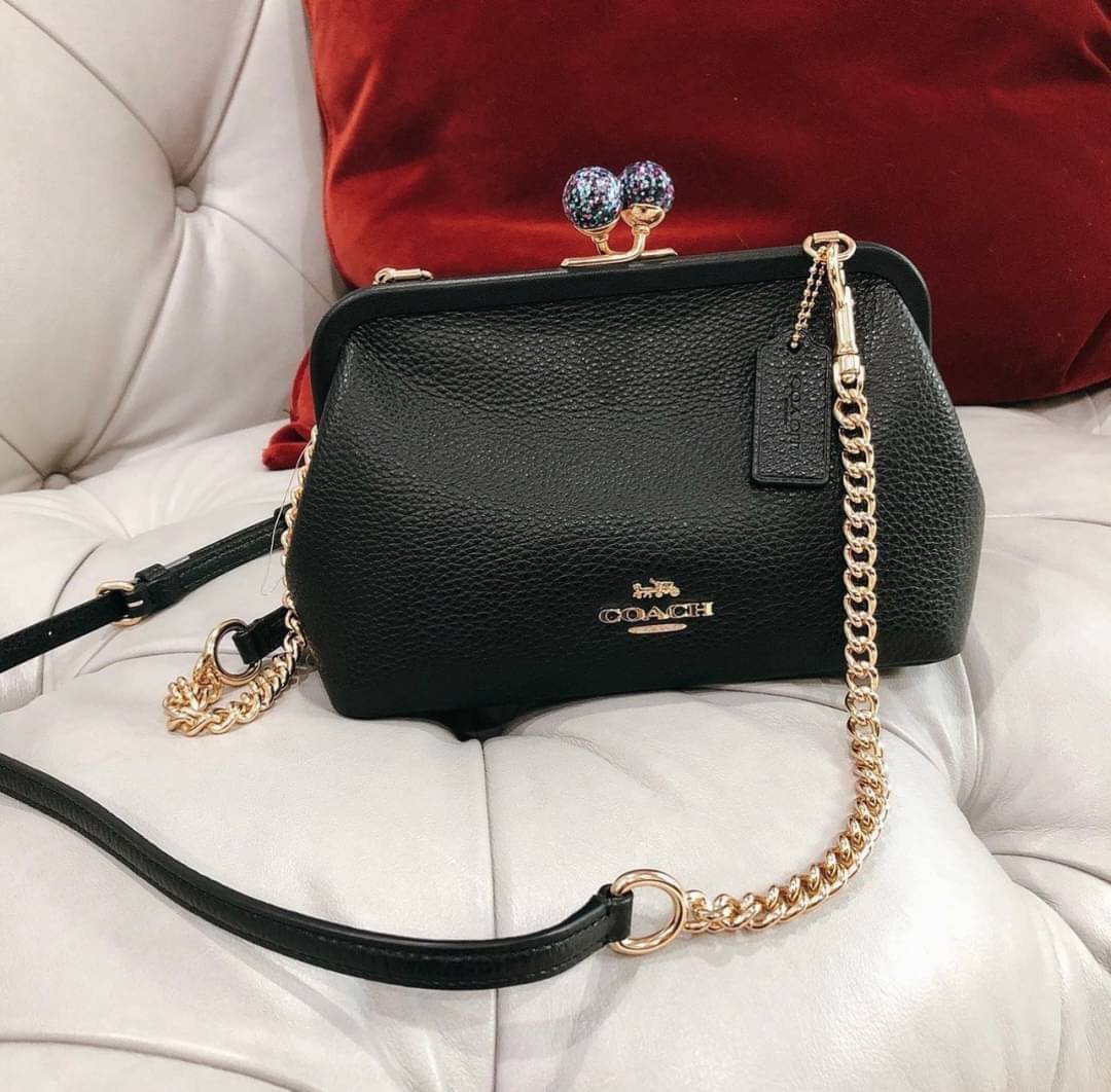 NORA KISSLOCK CROSSBODY (COACH C1451) ครอสบอดี้รุ่นนี้ น่ารักมากค่ะ ขนาดกำลังน่ารักเลยค่ะ ลูกคุณมากๆ ไม่เล็กและไม่ใหญ่มากเกินไป รุ่นนี้สามารถถอดสายสะพายได้ค่ะ ใส่ไอโพนตระกูลพลัสได้ ใส่กระเป๋าสตางค์ใบเล็กได้สบายๆเลยค่ะ