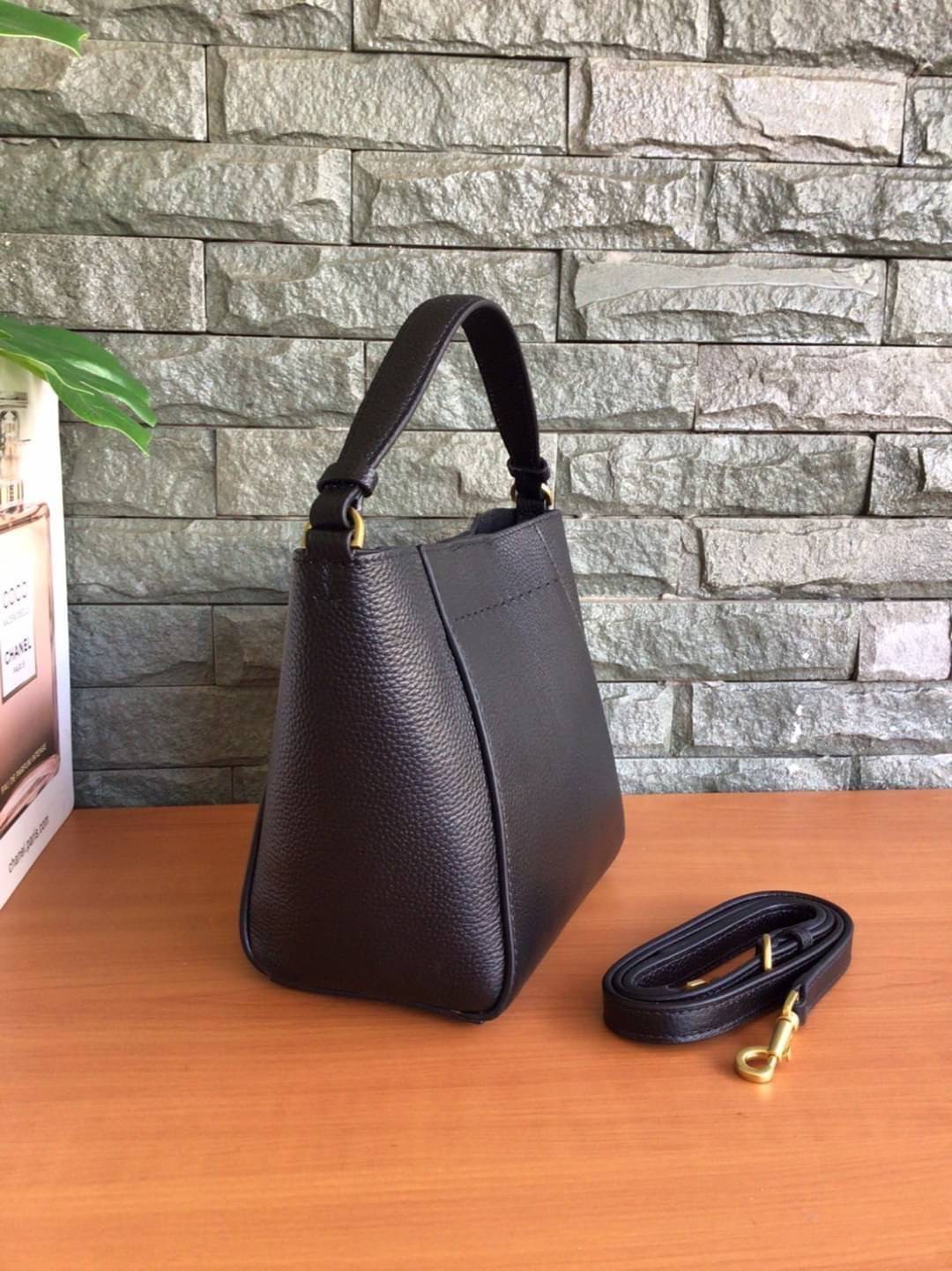 คอลเลคชั่นขายดี มากี่รอบๆ ก็หมดไวทุกรอบ!! TORY BURCH MCGRAW MINI BUCKET BAG กระเป๋าสะพาย และ ถือ คล้องแขน ทรงถัง สะพายได้ 2 ทรง ผลิตจากหนังแท้ หนังลูกวัว หนังนุ่ม หนังหอม น้ำหนักเบามากกก!! หนังลื่น นิ่มสวยมากๆ!! ด้านหน้าประดับโลโก้แบรนด์ ภายในโล่งกว้าง มี