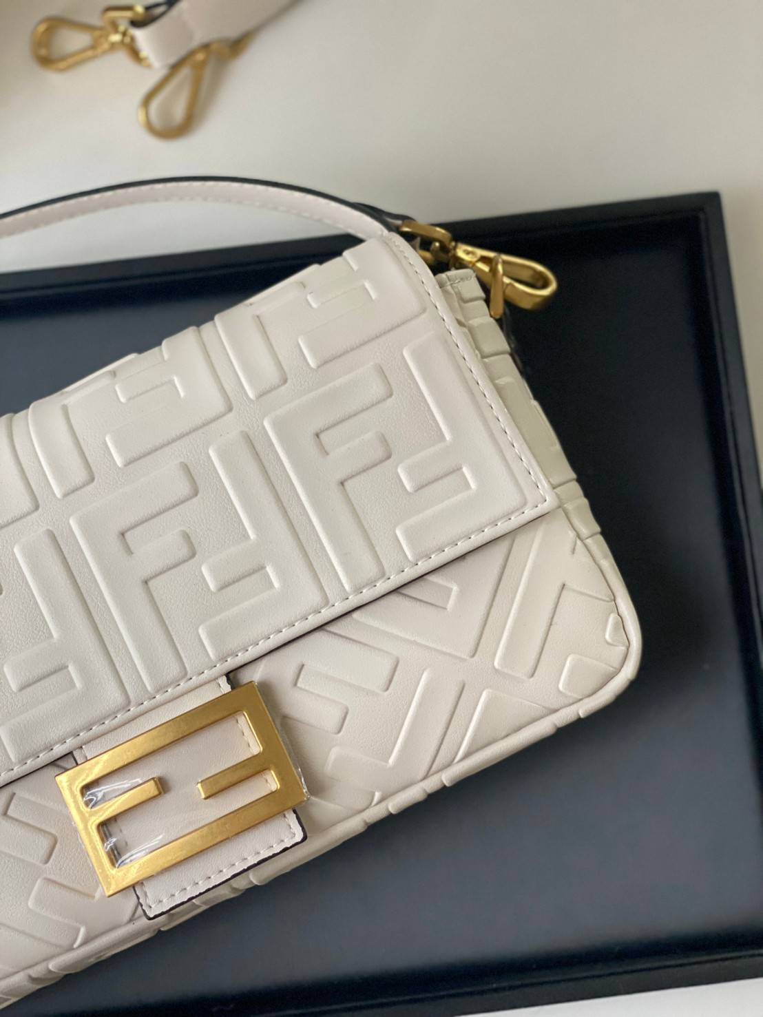 พรีเมี่ยมกิ๊ฟแท้ 100% 】หนังแท้ FENDI Baguette Shoulder Bag จุของได้เยอะมากก