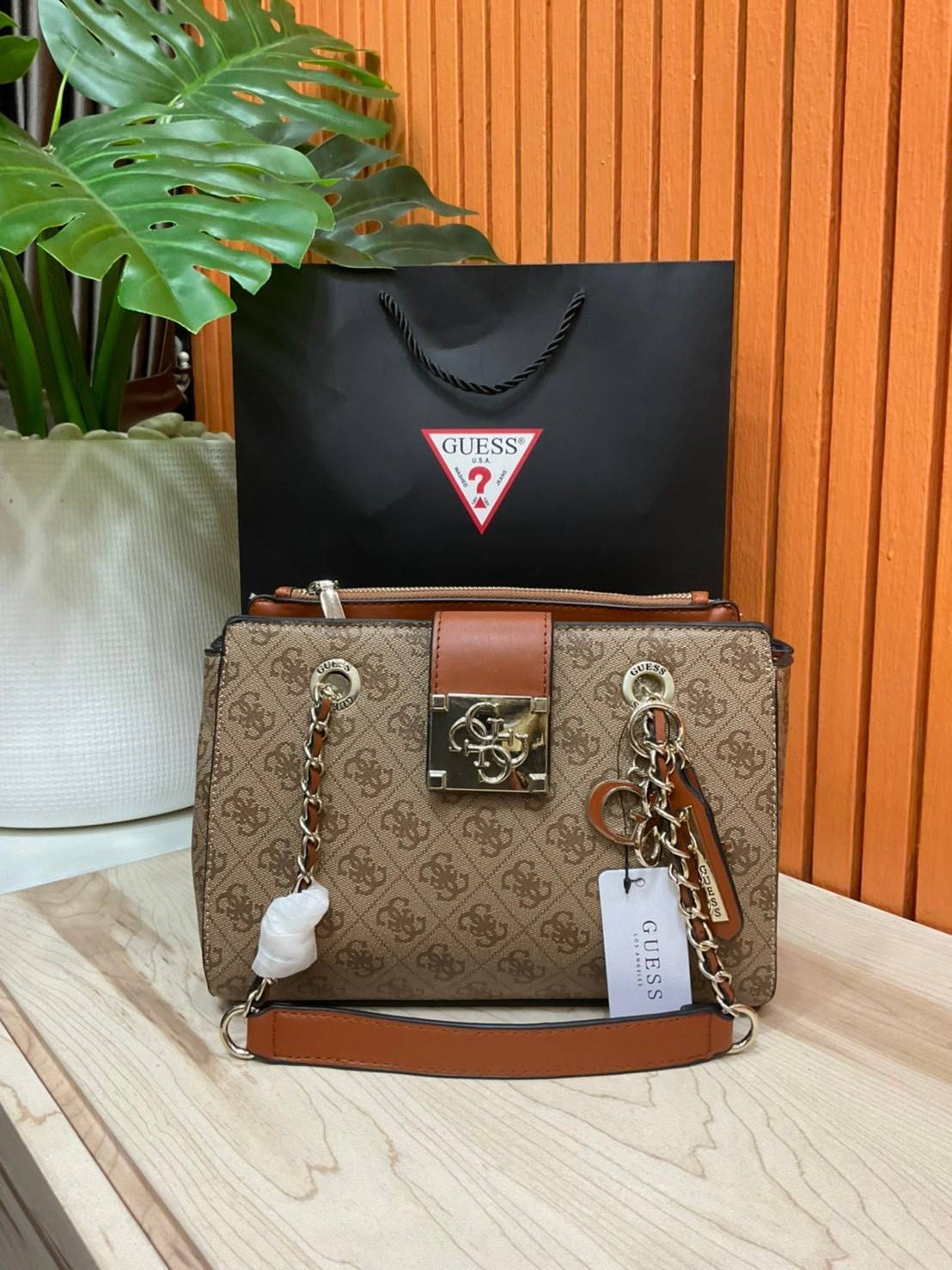 กระเป๋าสะพายไหล่ Guess Logo City Small Society Satchel กระเป๋าสะพายไหล่ ขนาดกำลังดี วัสดุ pu สวยอยู่ทรง มาพร้อมพวงกุญแจน่ารักๆ ถอดออกได้ ด้านหน้าประดับโลโก้แบรนด์ เปิดปิดด้วยซิป มี 2 ช่องหลักใช้งาน ภายในช่องซิปหน้าแยกเป็นสัดส่วนการใช้งาน ซิปช่อง 2 โล่งกว้