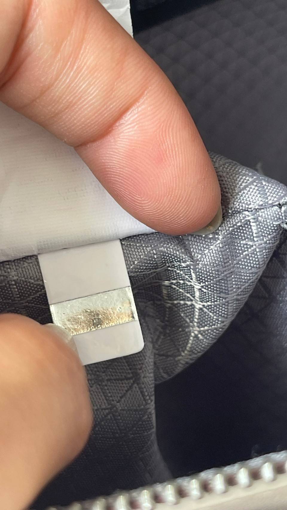 BAO BAO ISSEY MIYAKE Crystal Shoulder Bag งานดีไซน์ที่ดูเรียบง่ายทั้งรูปแบบการใช้งาน มีช่องเปิดปิดแบบซิปเพื่อให้คุณพกพาของมีค่าได้อย่างสบายใจป้องกันสิ่งของตกหล่น