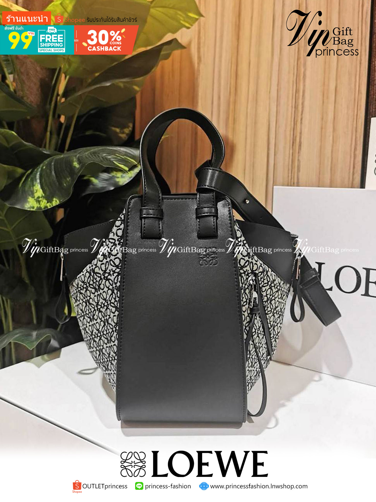 LOEWE ANAGRAM SHOULDER BAG รุ่นหายากสุดเลอค่าวัสดุ Anagram Canvas ตัดหนังแท้ Calfskin สุดคลาสสิค ขนาดกำลังดี น้ำหนักเบา ภายในโล่งกว้างและจุ ใส่กล้อง มือถือ ของใช้ได้เยอะ มาพร้อมหูสั้นหนังแท้หิ้วถนัดมือและสายหนังยาวสะพายไหล่หรือ Crossbody ก็ดูดี ตัวจริงสวย