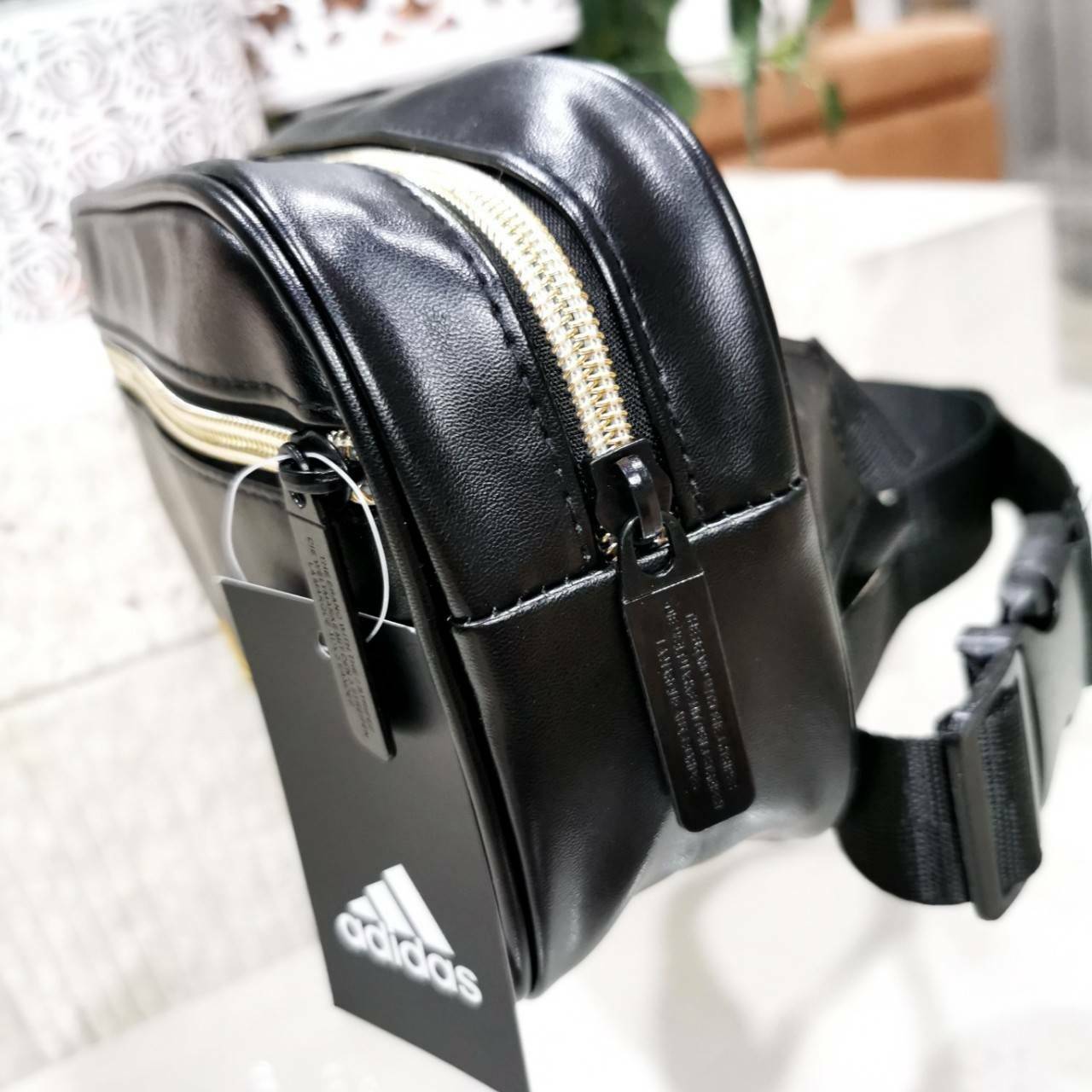 Adidas Factory Mini Waist Bag กระเป๋าสะพายสไตล์สปอร์ตแบบคาดเอวหรือคาดอกดีไซน์สุดฮิตใช้ได้ทั้งชายและหญิง วัสดุหนังเรียบแบบนิ่มกันน้ำอยู่ทรงทำความสะอาดง่าย ขนาดกำลังดี น้ำหนักเบา ด้านหน้ามีโลโก้แบรนด์ เปิดปิดด้วยซิปสะดวกใช้ หัวซิปปั้มแบรนด์สายสะพายเลื่อนปรั