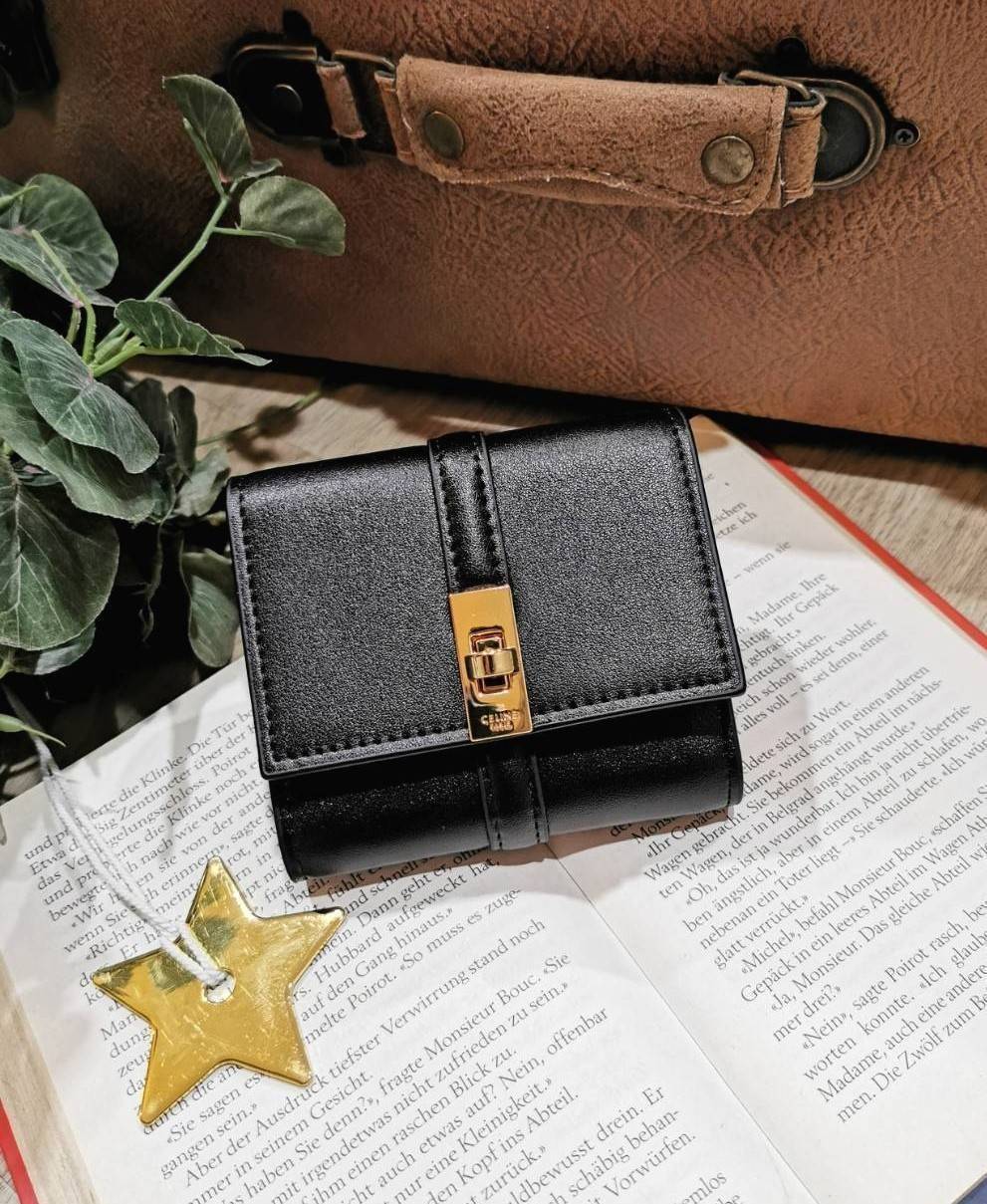 CELINE SHORT WALLET VIP GIFT WITH PURCHASE (GWP) พรีเมี่ยมกิ๊ฟ Limited จาก CELINE HAUTE PARFUME DUTYFREE COUNTER หนังแท้ CalfSkin เรียบสวยอยู่ทรงมีโลโก้ด้านหน้าเปิดปิดด้วยตัวล๊อคบิดอะไหล่ทองปั้มโลโก้ภายในมีช่องแบ่งหลายช่อง มีช่องใส่บัตรหลายช่อง ช่องใส่เหร