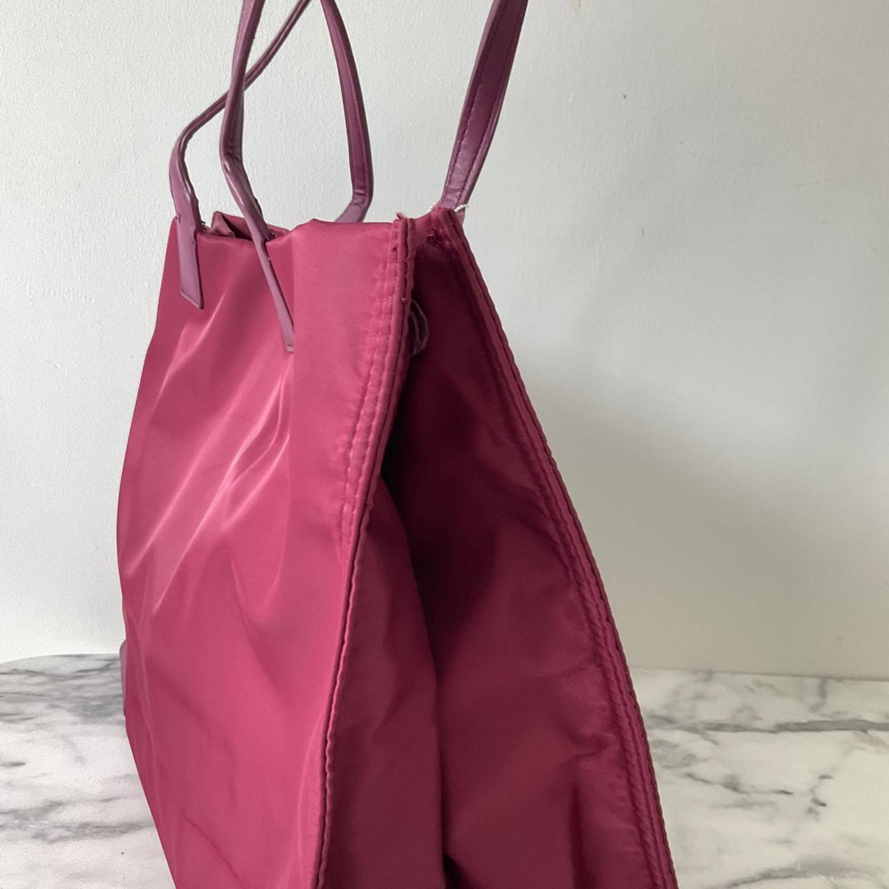 กระเป๋าทรงโท้ทใบใหญ่ TORY BURCH ELLA TOTE BAG วัสดุ NYLON ทั้งใบตัดด้วยหนังสีดำ แต่งโลโก้แบรนด์ด้านหน้า ด้านข้างมีกระดุม สามารถขยายทรงได้ ด้านในเปิดปิดด้วยกระดุมแม่เหล็กฝัง ช่องกว้างหลักหนึ่งช่องและช่องซิปอีกช่อง สามารถใส่แล็ปท็อปได้สบาย ใบใหญ่เว่อวัง ไอเ