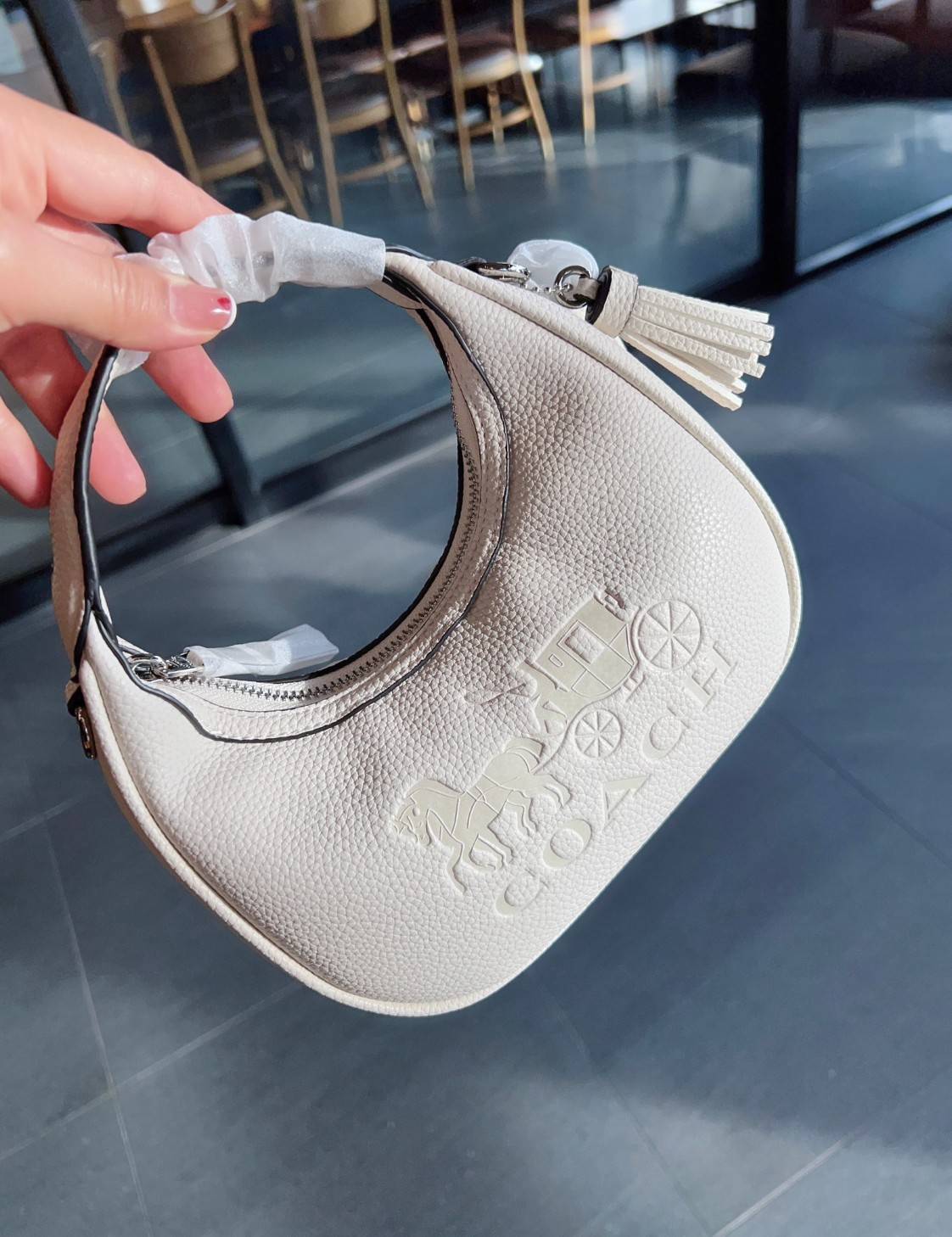 COACH CARMEN MINI CROSSBODY BAG กระเป๋ารูปทรงพระจันทร์โค้งมน น่ารักน่าใช้มากๆ!! เกรดท็อปออริ เกรดดีสุด สลับแท้ 1:1 ใช้ต่างประเทศได้