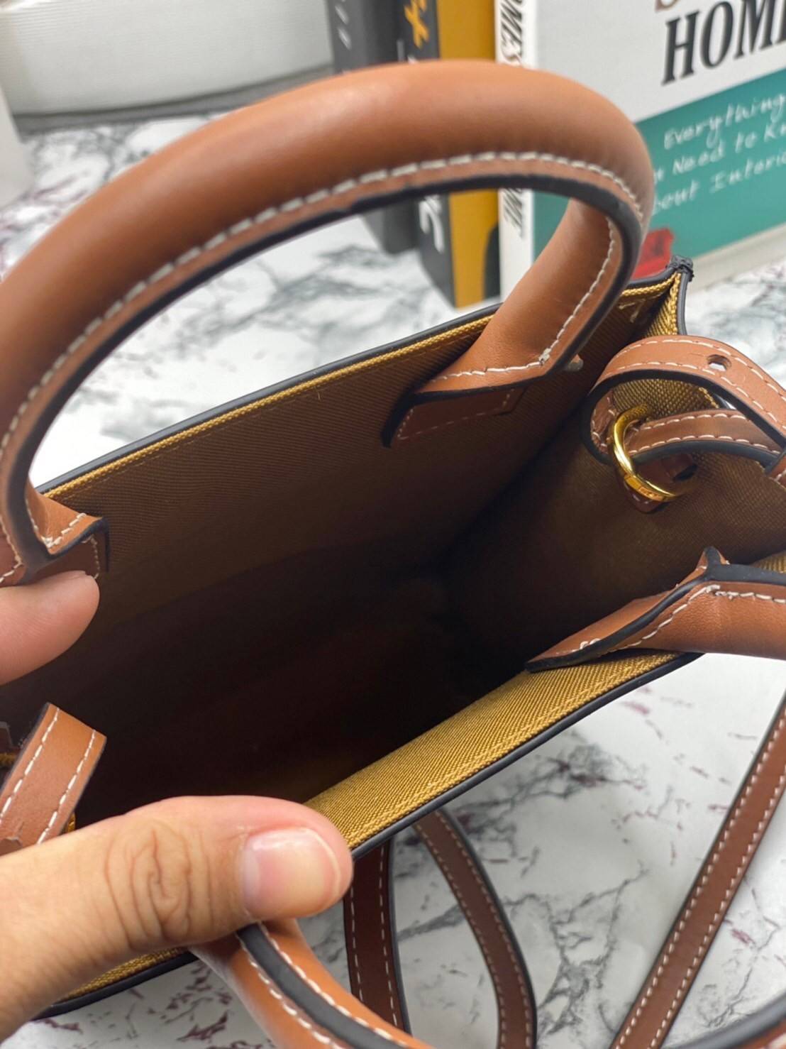 หนังแท้ CELINE MINI VERTICAL CABAS IN TRIOMPHE CANVAS AND CALFSKIN WITH CELINE PRINT / CELINE TOTE พร้อมส่งที่ไทย กระเป๋าโท้ททรงตั้ง CABAS TRIOMPHE ขนาดมินิ 17cm งานหนังแท้ CALFSKIN ทั้งใบ พร้อมหูหิ้วสองข้างและสายสะพายหนังแบบถอดได้ ภาพสินค้าถ่ายจากงานขายจ