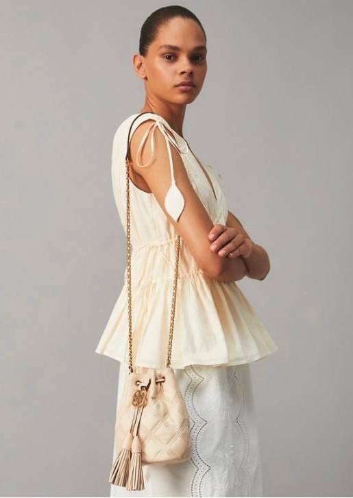 สีออกใหม่ ซึ่งหาได้ยากมากค่ะ 🤩 TORY BURCH FLEMING QUILTED BUCKET BAG ((56868)) พร้อมส่ง สวยท้าให้ลอง! จำนวนจำกัด สินค้าต้องมี กระเป๋าทรงBucket หนังแกะแท้((หนังจะมีความนิ่ม ทนทานและแพงกว่าหนังวัวมาก)) เดินด้ายลายนวมสวยมากๆค่ะ