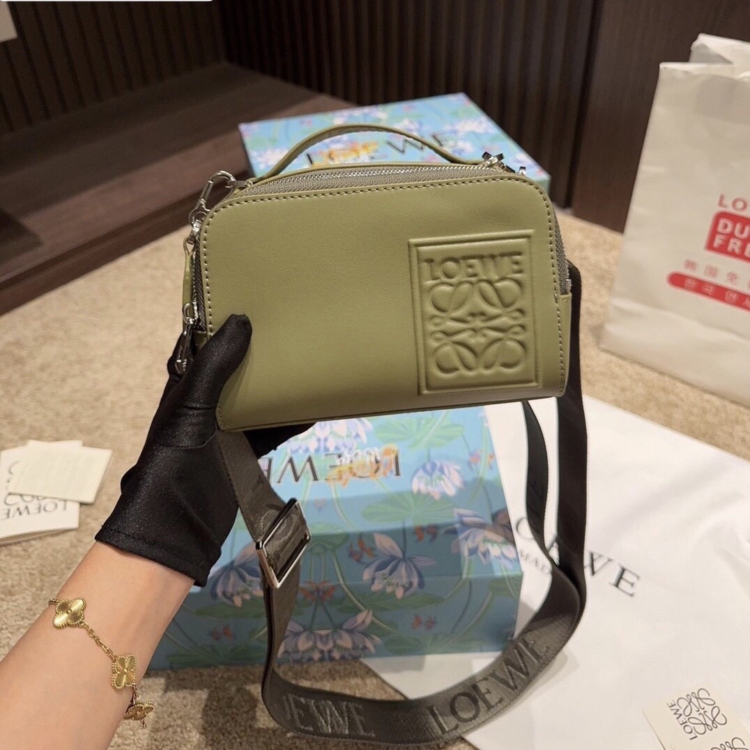 Loewe Mini Camera Crossbody Bag กระเป๋าสะพายทรงกล่อง เรียบหรูเป็นเอกลักษณ์ อย่างแท้จริง ปั้มโลโก้โดดเด่นสีเดียวกับพื้นหนัง ให้ความรู้สึกเรียบง่ายแต่แฝงความคลาสสิกในตัว