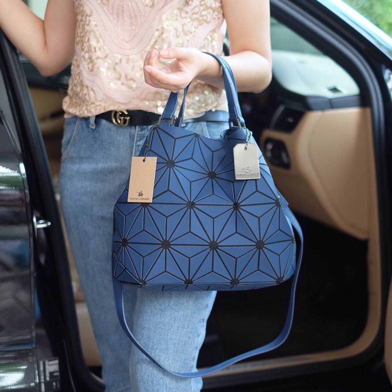 New Collection ka ' Matte Color ' ✨✨ สีด้าน มีให้เลือกถึง 4 สี 🍭🍭แถมยังลาย Limited edition หายาก 👍ปรับทรงได้ 2 แบบ น่ารักมาก จากแบรนด์ David Jones กระเป๋าสะพายข้างดีไซน์เกร๋มาก สีสวยหรูมาก ขนาดกะลังดีเลย น้ำ