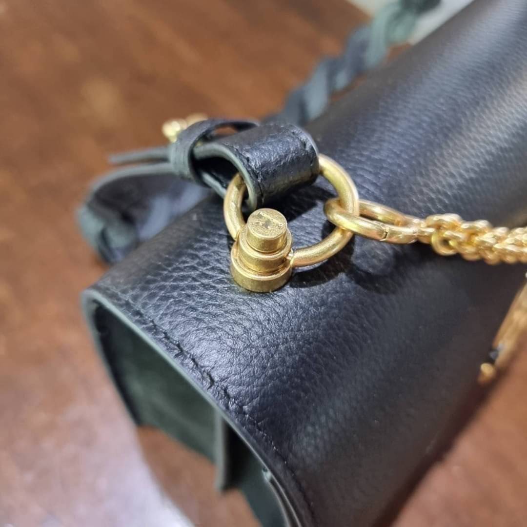 TORY BURCH MILLER SHOULDER BAG รุ่นยอดนิยม รุ่นหายาก รุ่นที่สาวๆตามหา ใบนี้เลย!! สวยหรู ผู้ดีทุกสี กระเป๋าสะพายไหล่ ดีไซน์อยู่ทรง คลาสสิคแฝงความหรูด้วยโลโก้สีทองอร่ามโดดเด่น