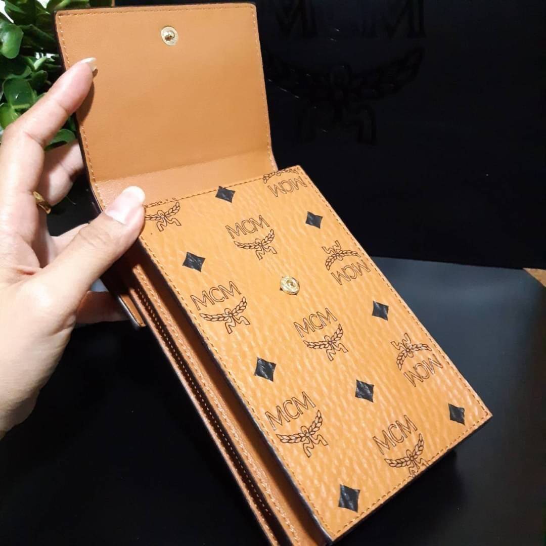 M.C.M CROSSBODY PHONE CASE กระเป๋าอะไรเอ่ยฮิตกันทั่วบ้านทั่วเมือง!!?? กระเป๋าใส่โทรศัพท์ไงจ้ะ!! เดินไปไหนใครก็ใช้ เพราะทุกคนต้องการความสะดวก ใบนี้ตอบโจทย์ไปเล้ย!!