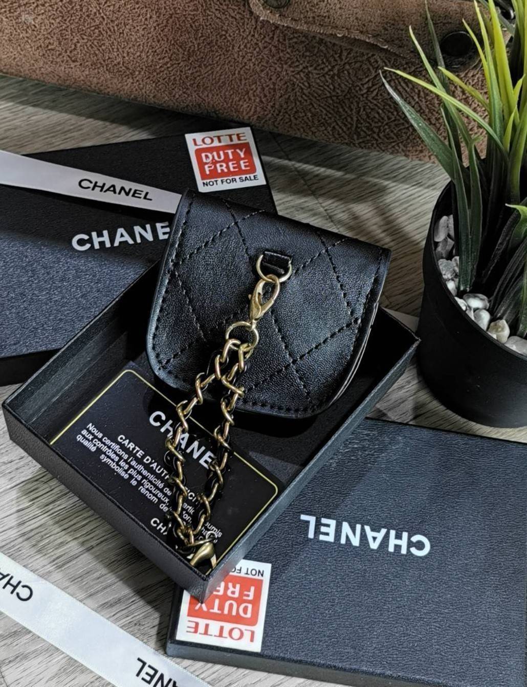 CHANEL QUILTED CRYSTAL CC MINI BAG VIP ไอเท็มแนะนำน่ารักสุดๆวัสดุหนังเรียบสีดำด้านหน้าประดับโลโก้แบรนด์เปิดปิดด้วยฝาปิดกระดุมแม่เหล็กอะไหล่ทองสวยดูดีมาพร้อมสายโซ่ร้อยหนังสามารถใช้คล้องกระเป๋า พวงกุญแจ เข็มขัดได้ ใส่ Airpods เหรียญ หรือกุญแจได้ น่ารักน่าใช