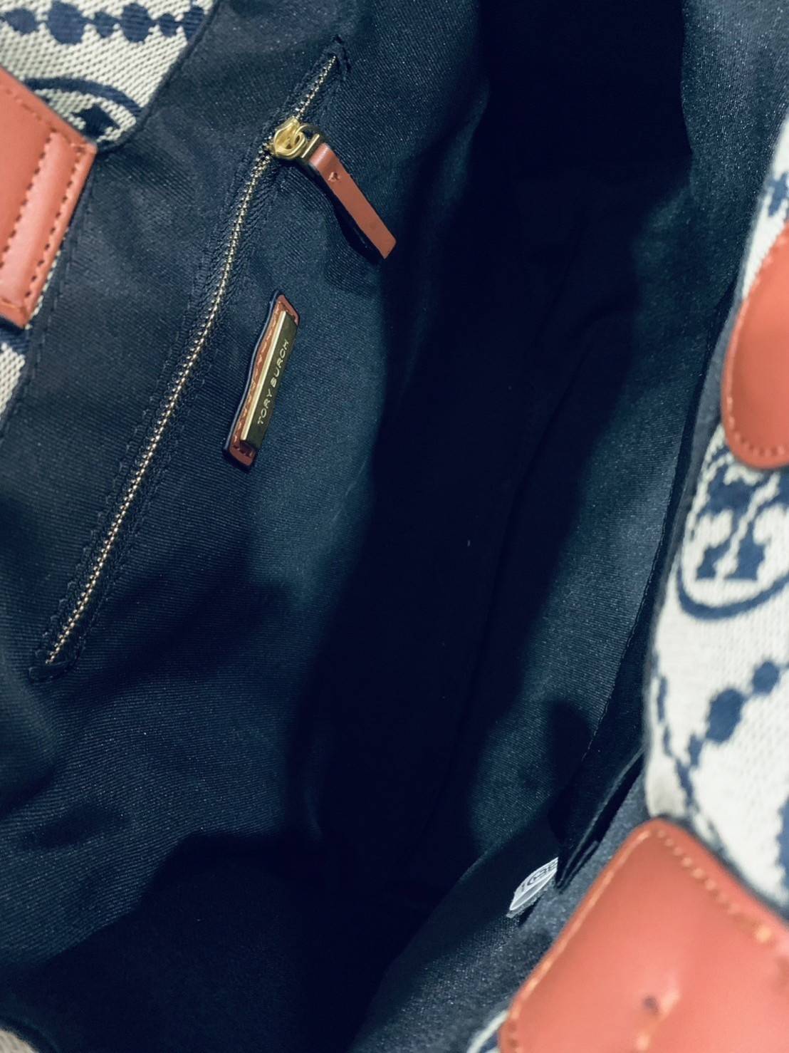 TORY BURCH MONOGRAM TOTE BAG กระเป๋าที่มีเอกลักษณ์เฉพาะตัว วัสดุผ้าแคนวาส Canvas ลวดลายโมโนแกรม เนื้อผ้าหนาสัมผัสนุ่ม โครงสร้างกระเป๋าวัสดุแข็งแรง