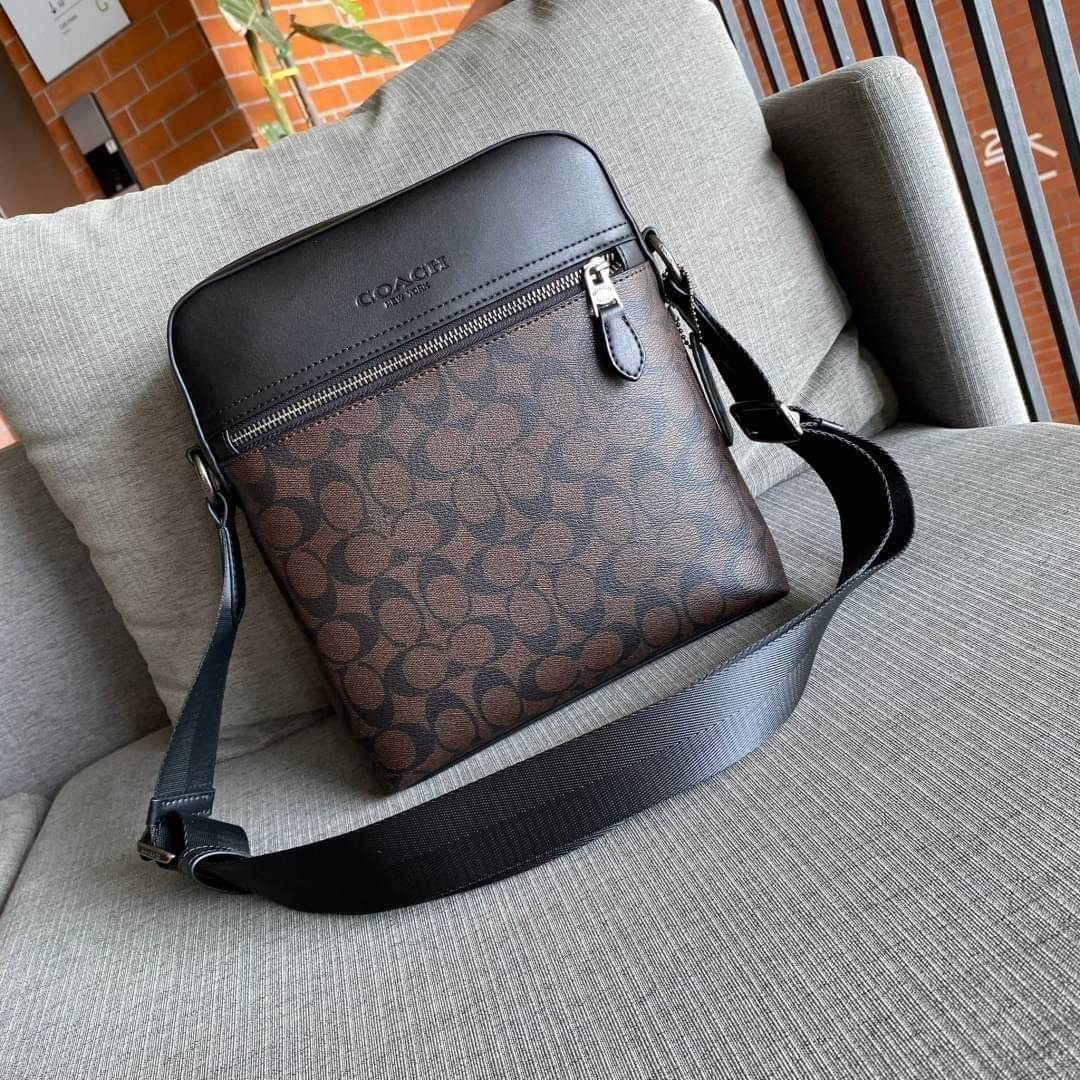 COACH HOUSTON FLIGHT BAG IN SIGNATURE CANVAS (F73336) ขายดีตลอดกาล!! คลาสสิคไม่มีใครเกิน!! กระเป๋าสะพายข้างทรงแมสเซ็นเจอร์ยอดฮิต ทรงสวย ดูดี 🔥 เป็นอีกรุ่น ที่พลาดแล้วต้องรอนานมากๆ ฮ๊อต ฮิต สุดๆ ใช้ได้ทุกเพศ Unisexสุดๆ เท่ห์มากบอกเลย จะออกงานไหน ไม