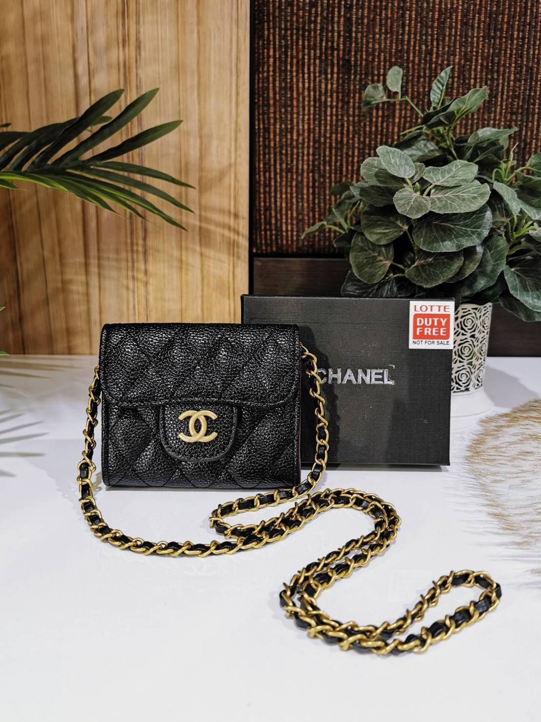 CHANEL BLACK CAVIAR BAG VIP GIFT WITH PURCHAS-GWP พรีเมี่ยมกิ้ฟ Chanel Lotte Duty Free! รุ่นยอดนิยมไอเท็มฮิตวัสดุหนังคาเวียร์สวยคลาสสิคเปิดปิดด้วยฝาปิดกระดุมด้านหน้ามีโลโก้แบรนด์อะไหล่ทองสวยหรูดูดีมาพร้อมสายโซ่ทองร้อยหนังจะสะพายไหล่ หรือ Crossbody ก็ดูดี 