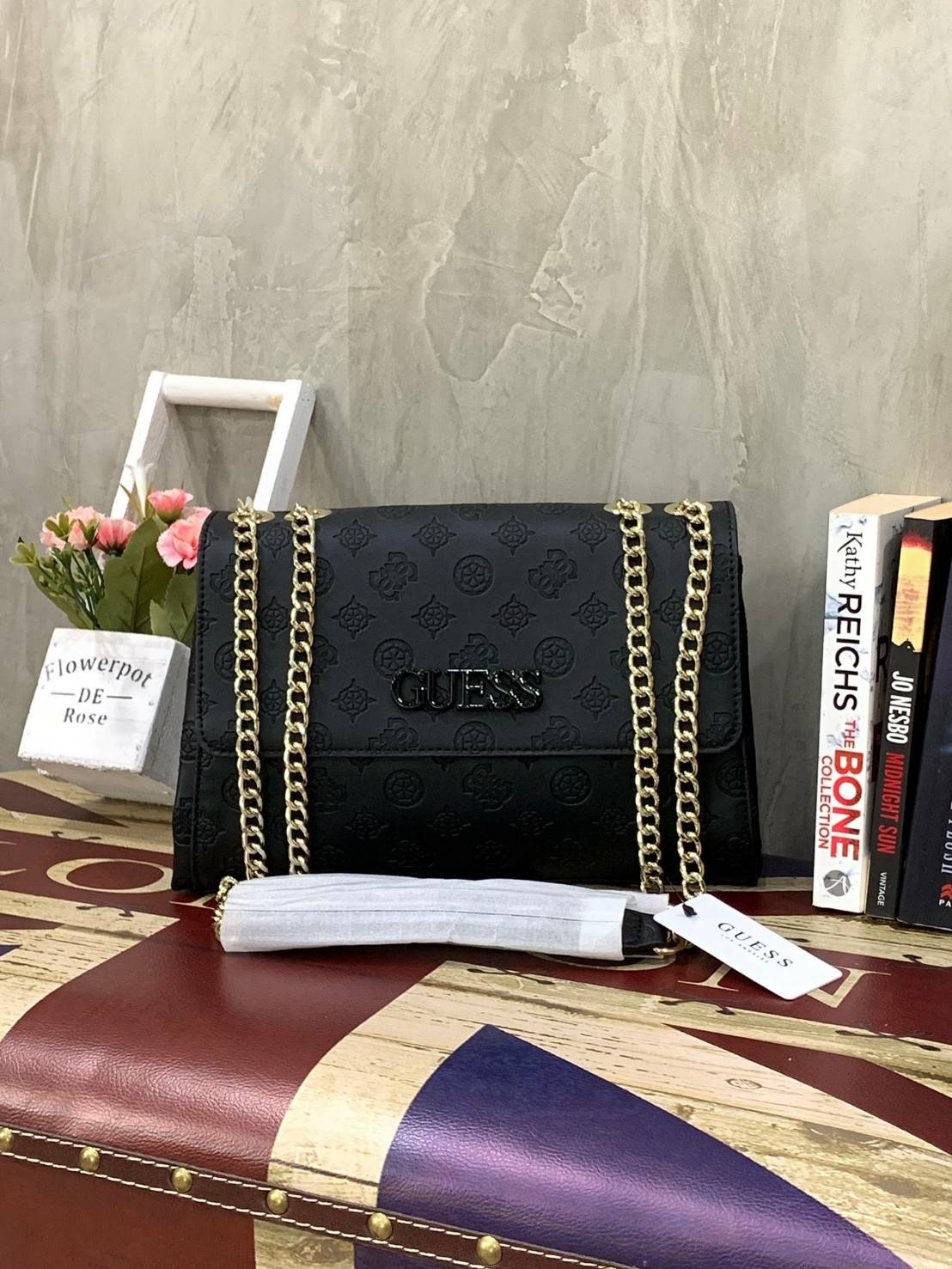 💕GUESS JANELLE CONVERTIBLE CROSSBODY BAG กระเป๋าสะพายข้างรุ่นใหม่ชนช้อปจากGuess สะพายได้ทั้งสายคู่และสายเดี่ยว สายสะพายโซ่ต่อหนังไม่เจ็บบ่า โลโก้ด้านหน้าตัวนูนเด่นชัด วัสดุหนังpu ลาย signature รอบใบ เปิดปิดด้วยกระดุมแม่เหล็กและซิป ภายในมีช่องซิปให